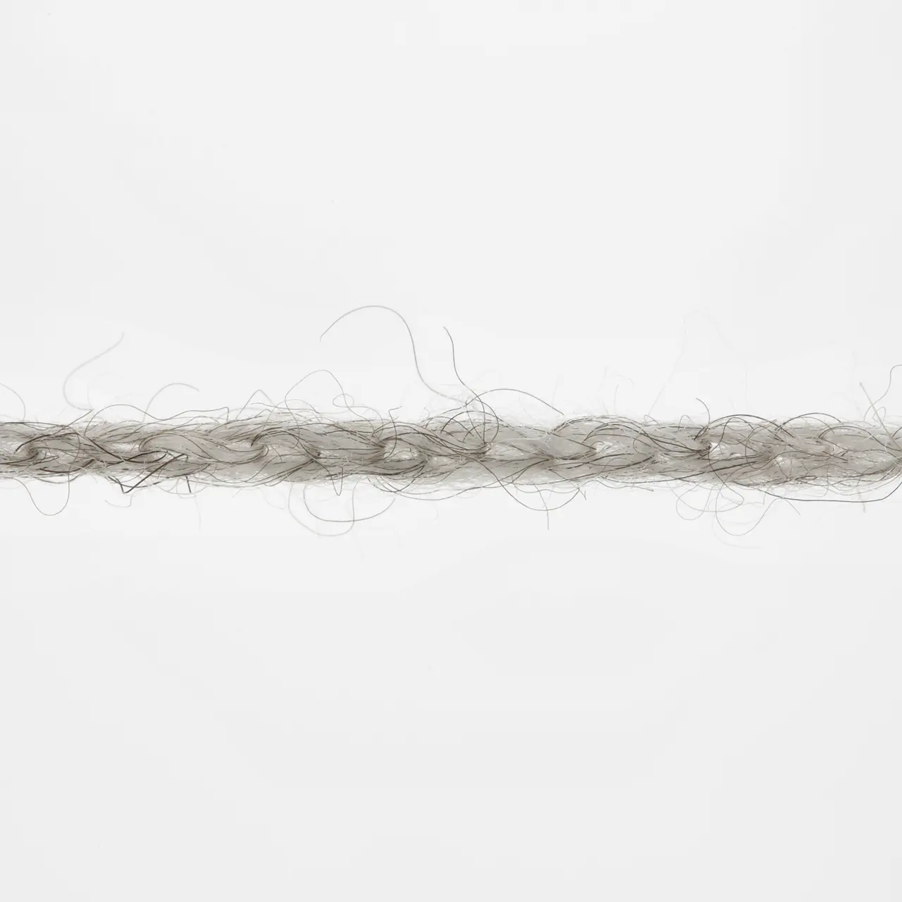 Nomad 24 Grau von Lang Yarns. Inspiriert durch die nomadischen Traditionen der Yak-Haltung sowie die mobile Natur und reiche Geschichte des Strickens und Häkelns verkörpert NOMAD den Geist von Bewegung und Kreativität. Genau wie Nomaden ihr Leben mit sich tragen können Sie als Strickerin und Häklerin NOMAD überallhin mitnehmen und zeitlose Stücke schaffen die von Tradition und Abenteuer erzählen.