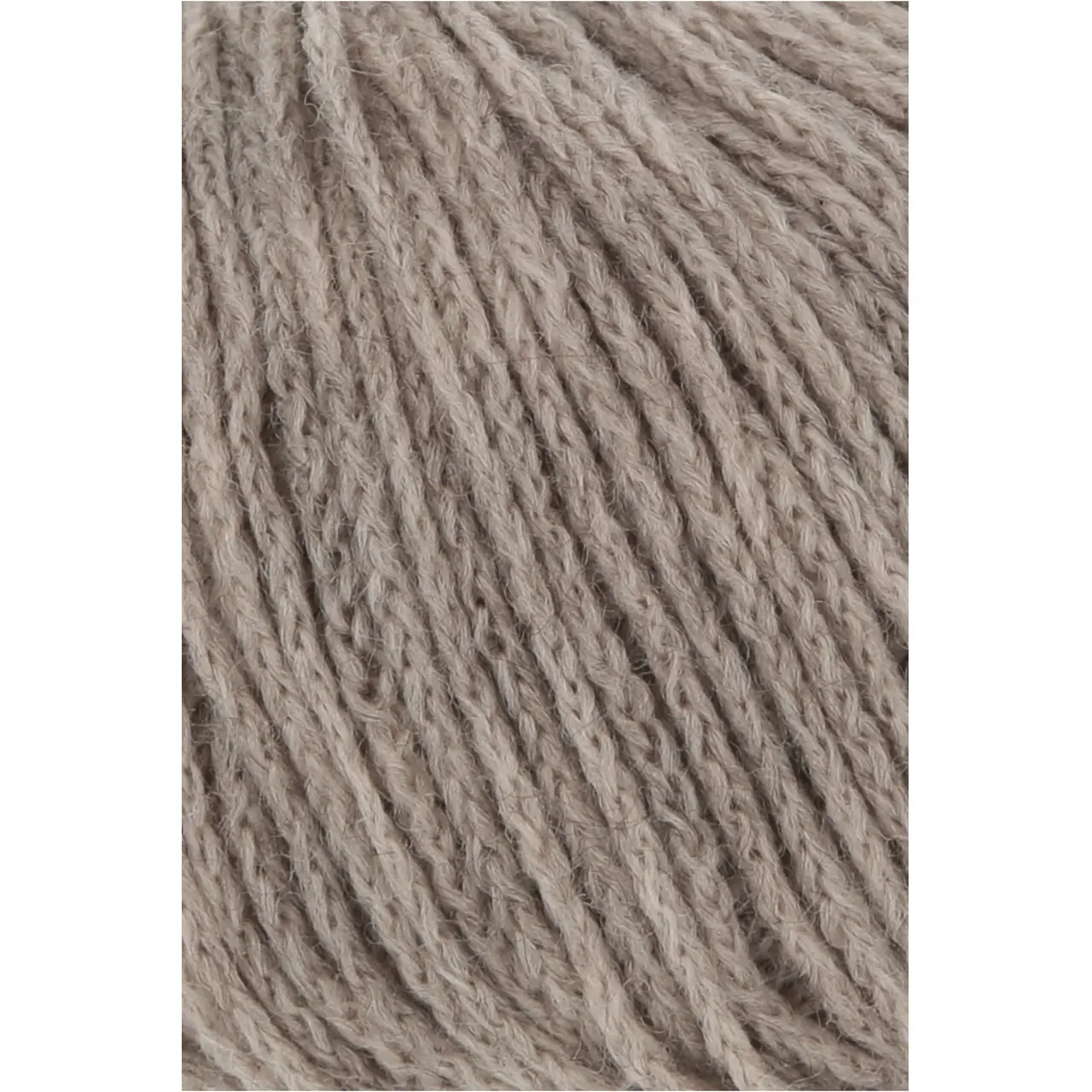 Nomad 39 Camel von Lang Yarns. Inspiriert durch die nomadischen Traditionen der Yak-Haltung sowie die mobile Natur und reiche Geschichte des Strickens und Häkelns verkörpert NOMAD den Geist von Bewegung und Kreativität. Genau wie Nomaden ihr Leben mit sich tragen können Sie als Strickerin und Häklerin NOMAD überallhin mitnehmen und zeitlose Stücke schaffen die von Tradition und Abenteuer erzählen.