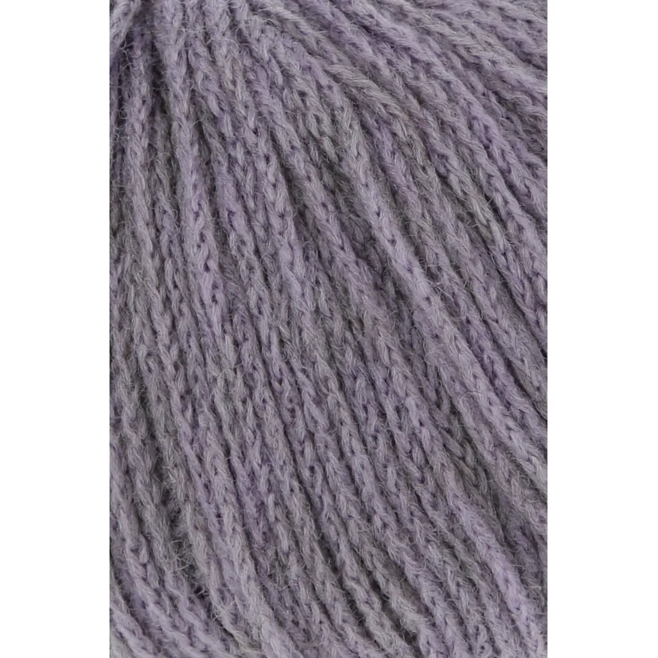 Nomad 46 Flieder von Lang Yarns. Inspiriert durch die nomadischen Traditionen der Yak-Haltung sowie die mobile Natur und reiche Geschichte des Strickens und Häkelns verkörpert NOMAD den Geist von Bewegung und Kreativität. Genau wie Nomaden ihr Leben mit sich tragen können Sie als Strickerin und Häklerin NOMAD überallhin mitnehmen und zeitlose Stücke schaffen die von Tradition und Abenteuer erzählen.