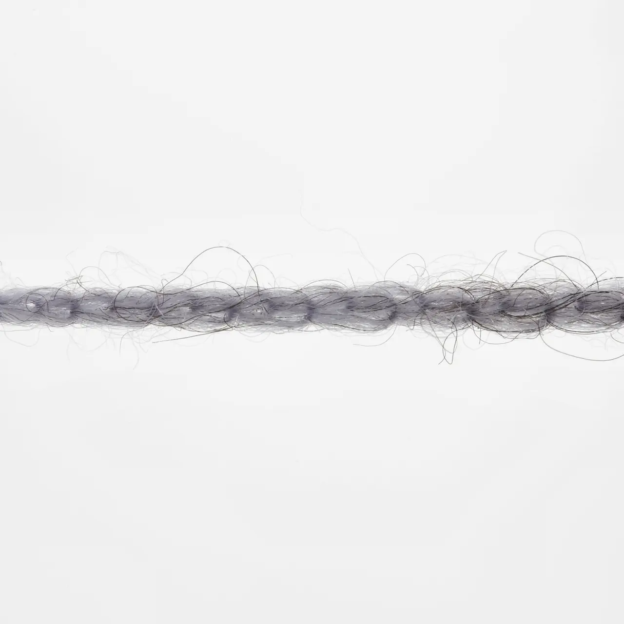 Nomad 46 Flieder von Lang Yarns. Inspiriert durch die nomadischen Traditionen der Yak-Haltung sowie die mobile Natur und reiche Geschichte des Strickens und Häkelns verkörpert NOMAD den Geist von Bewegung und Kreativität. Genau wie Nomaden ihr Leben mit sich tragen können Sie als Strickerin und Häklerin NOMAD überallhin mitnehmen und zeitlose Stücke schaffen die von Tradition und Abenteuer erzählen.