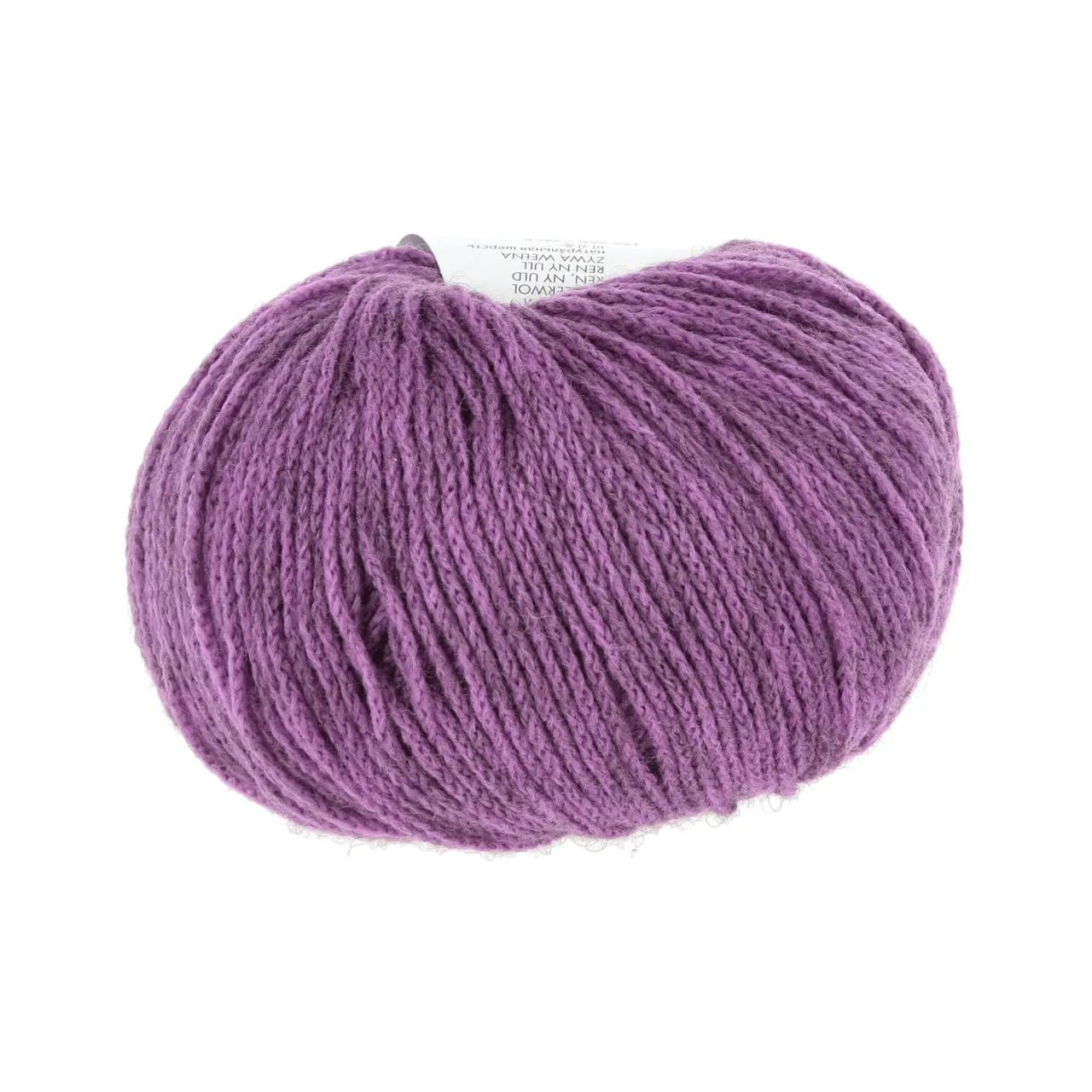 Nomad 47 Violett von Lang Yarns. Inspiriert durch die nomadischen Traditionen der Yak-Haltung sowie die mobile Natur und reiche Geschichte des Strickens und Häkelns verkörpert NOMAD den Geist von Bewegung und Kreativität. Genau wie Nomaden ihr Leben mit sich tragen können Sie als Strickerin und Häklerin NOMAD überallhin mitnehmen und zeitlose Stücke schaffen die von Tradition und Abenteuer erzählen.