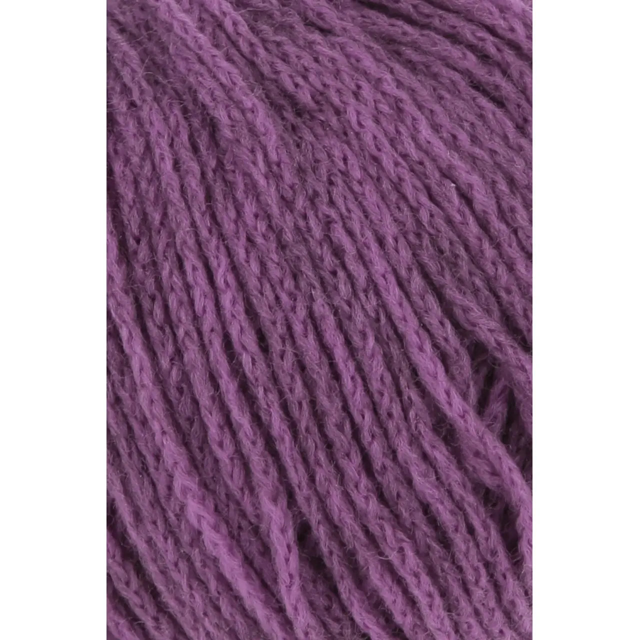 Nomad 47 Violett von Lang Yarns. Inspiriert durch die nomadischen Traditionen der Yak-Haltung sowie die mobile Natur und reiche Geschichte des Strickens und Häkelns verkörpert NOMAD den Geist von Bewegung und Kreativität. Genau wie Nomaden ihr Leben mit sich tragen können Sie als Strickerin und Häklerin NOMAD überallhin mitnehmen und zeitlose Stücke schaffen die von Tradition und Abenteuer erzählen.