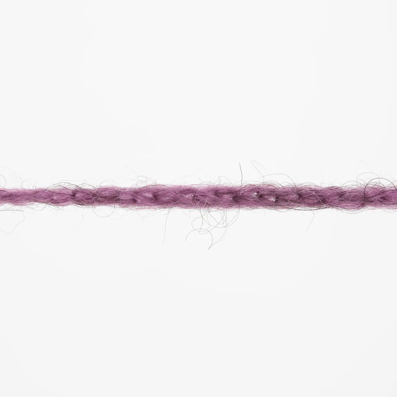 Nomad 47 Violett von Lang Yarns. Inspiriert durch die nomadischen Traditionen der Yak-Haltung sowie die mobile Natur und reiche Geschichte des Strickens und Häkelns verkörpert NOMAD den Geist von Bewegung und Kreativität. Genau wie Nomaden ihr Leben mit sich tragen können Sie als Strickerin und Häklerin NOMAD überallhin mitnehmen und zeitlose Stücke schaffen die von Tradition und Abenteuer erzählen.