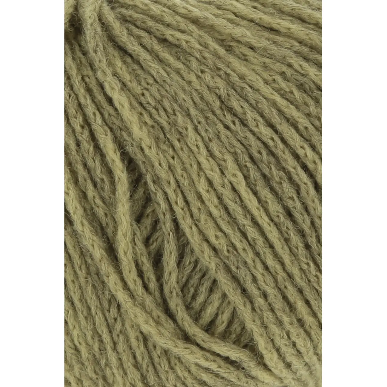 Nomad 97 Olive von Lang Yarns. Inspiriert durch die nomadischen Traditionen der Yak-Haltung sowie die mobile Natur und reiche Geschichte des Strickens und Häkelns verkörpert NOMAD den Geist von Bewegung und Kreativität. Genau wie Nomaden ihr Leben mit sich tragen können Sie als Strickerin und Häklerin NOMAD überallhin mitnehmen und zeitlose Stücke schaffen die von Tradition und Abenteuer erzählen.