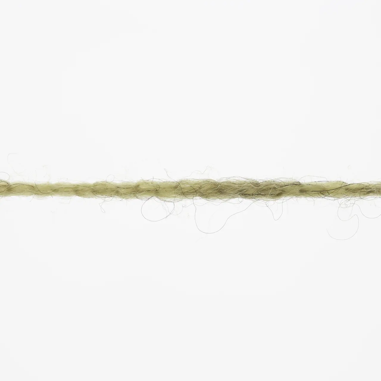 Nomad 97 Olive von Lang Yarns. Inspiriert durch die nomadischen Traditionen der Yak-Haltung sowie die mobile Natur und reiche Geschichte des Strickens und Häkelns verkörpert NOMAD den Geist von Bewegung und Kreativität. Genau wie Nomaden ihr Leben mit sich tragen können Sie als Strickerin und Häklerin NOMAD überallhin mitnehmen und zeitlose Stücke schaffen die von Tradition und Abenteuer erzählen.