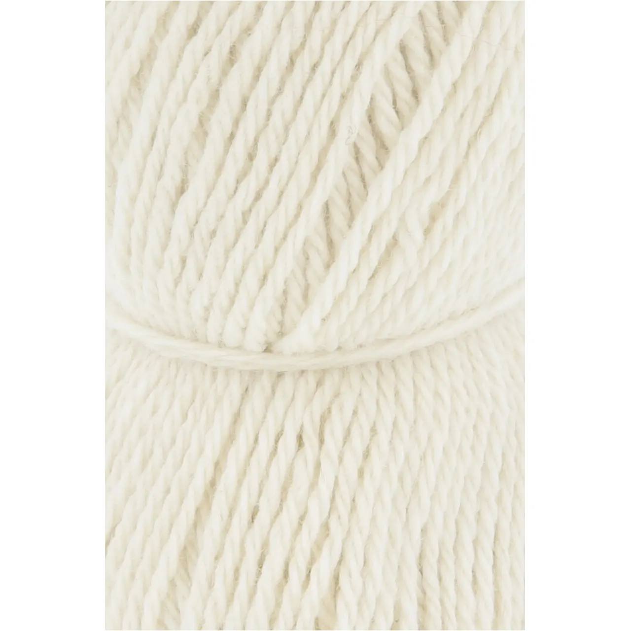Donegal Woolen Spun 1 Weiss von Lang Yarns. Mit traditionellen Maschinen und Techniken in der Region Donegal in Irland hergestellt besticht DONEGAL WOOLEN SPUN durch seine einzigartig melierten Farbtöne. Das Garn wird als Streichgarn (woolen spun) gefertigt bei dem kürzere Wollfasern locker miteinander versponnen werden ohne zuvor vollständig gekämmt oder parallelisiert zu werden. Im Gegensatz zum Kammgarn