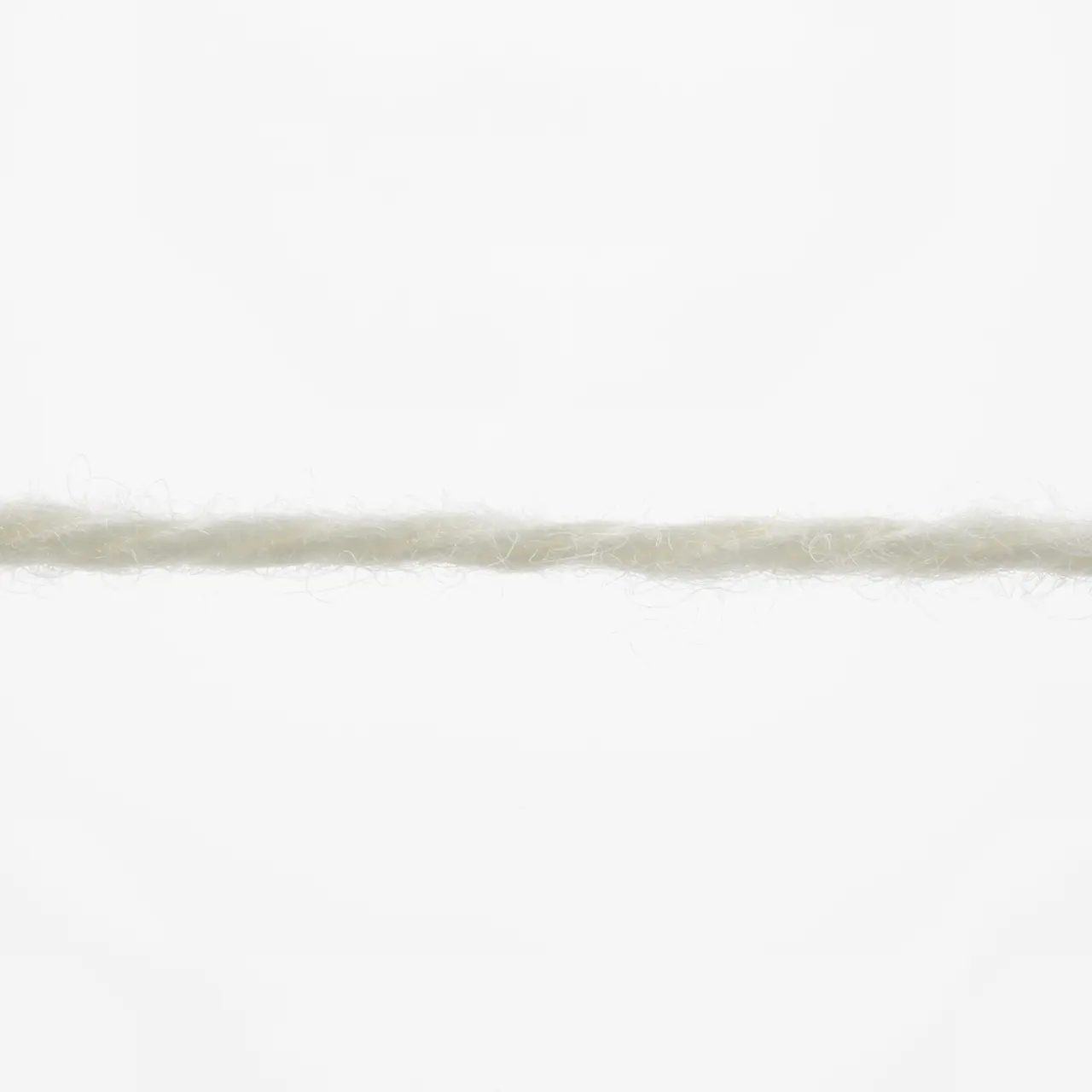 Donegal Woolen Spun 1 Weiss von Lang Yarns. Mit traditionellen Maschinen und Techniken in der Region Donegal in Irland hergestellt besticht DONEGAL WOOLEN SPUN durch seine einzigartig melierten Farbtöne. Das Garn wird als Streichgarn (woolen spun) gefertigt bei dem kürzere Wollfasern locker miteinander versponnen werden ohne zuvor vollständig gekämmt oder parallelisiert zu werden. Im Gegensatz zum Kammgarn