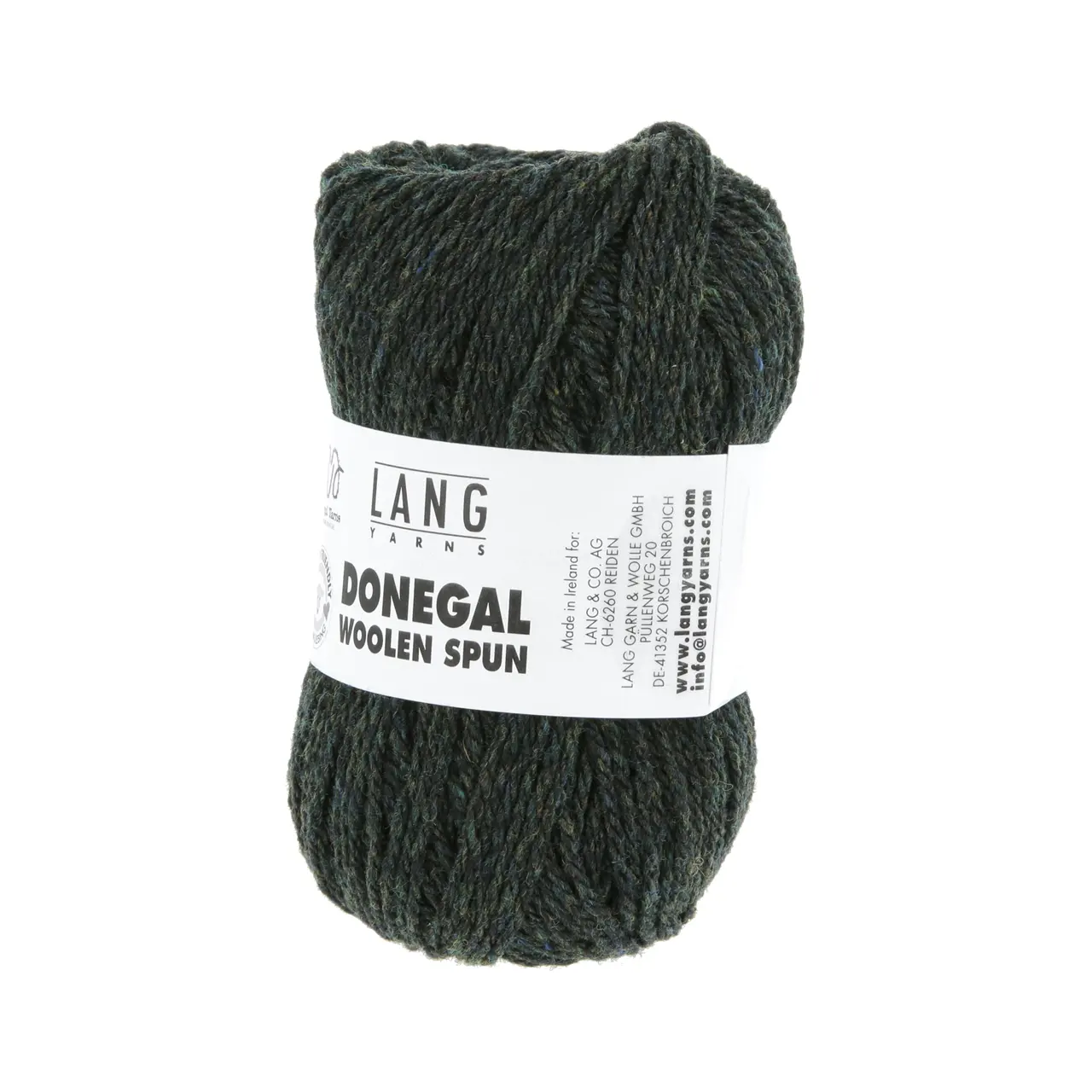 Donegal Woolen Spun 18 Dunkelgrün von Lang Yarns. Mit traditionellen Maschinen und Techniken in der Region Donegal in Irland hergestellt besticht DONEGAL WOOLEN SPUN durch seine einzigartig melierten Farbtöne. Das Garn wird als Streichgarn (woolen spun) gefertigt bei dem kürzere Wollfasern locker miteinander versponnen werden ohne zuvor vollständig gekämmt oder parallelisiert zu werden. Im Gegensatz zum Kammgarn