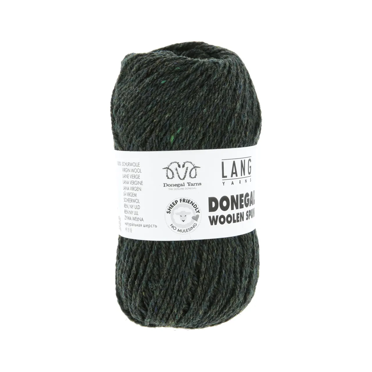 Donegal Woolen Spun 18 Dunkelgrün von Lang Yarns. Mit traditionellen Maschinen und Techniken in der Region Donegal in Irland hergestellt besticht DONEGAL WOOLEN SPUN durch seine einzigartig melierten Farbtöne. Das Garn wird als Streichgarn (woolen spun) gefertigt bei dem kürzere Wollfasern locker miteinander versponnen werden ohne zuvor vollständig gekämmt oder parallelisiert zu werden. Im Gegensatz zum Kammgarn