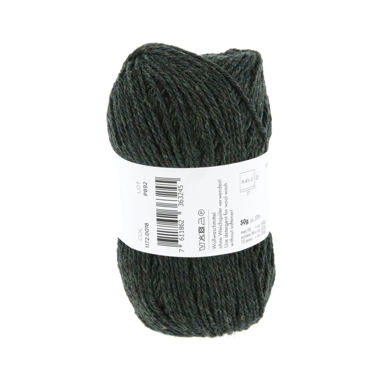 Donegal Woolen Spun 18 Dunkelgrün von Lang Yarns. Mit traditionellen Maschinen und Techniken in der Region Donegal in Irland hergestellt besticht DONEGAL WOOLEN SPUN durch seine einzigartig melierten Farbtöne. Das Garn wird als Streichgarn (woolen spun) gefertigt bei dem kürzere Wollfasern locker miteinander versponnen werden ohne zuvor vollständig gekämmt oder parallelisiert zu werden. Im Gegensatz zum Kammgarn