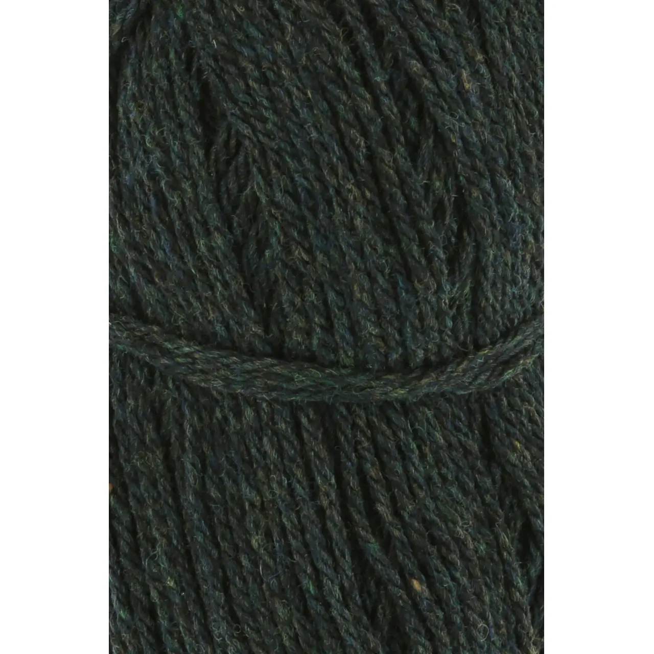 Donegal Woolen Spun 18 Dunkelgrün von Lang Yarns. Mit traditionellen Maschinen und Techniken in der Region Donegal in Irland hergestellt besticht DONEGAL WOOLEN SPUN durch seine einzigartig melierten Farbtöne. Das Garn wird als Streichgarn (woolen spun) gefertigt bei dem kürzere Wollfasern locker miteinander versponnen werden ohne zuvor vollständig gekämmt oder parallelisiert zu werden. Im Gegensatz zum Kammgarn