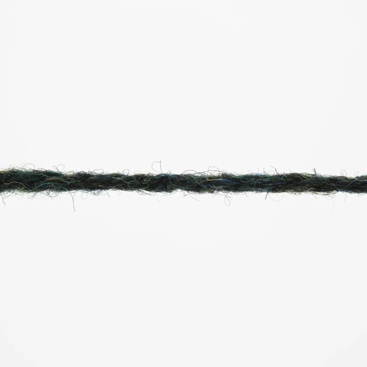 Donegal Woolen Spun 18 Dunkelgrün von Lang Yarns. Mit traditionellen Maschinen und Techniken in der Region Donegal in Irland hergestellt besticht DONEGAL WOOLEN SPUN durch seine einzigartig melierten Farbtöne. Das Garn wird als Streichgarn (woolen spun) gefertigt bei dem kürzere Wollfasern locker miteinander versponnen werden ohne zuvor vollständig gekämmt oder parallelisiert zu werden. Im Gegensatz zum Kammgarn