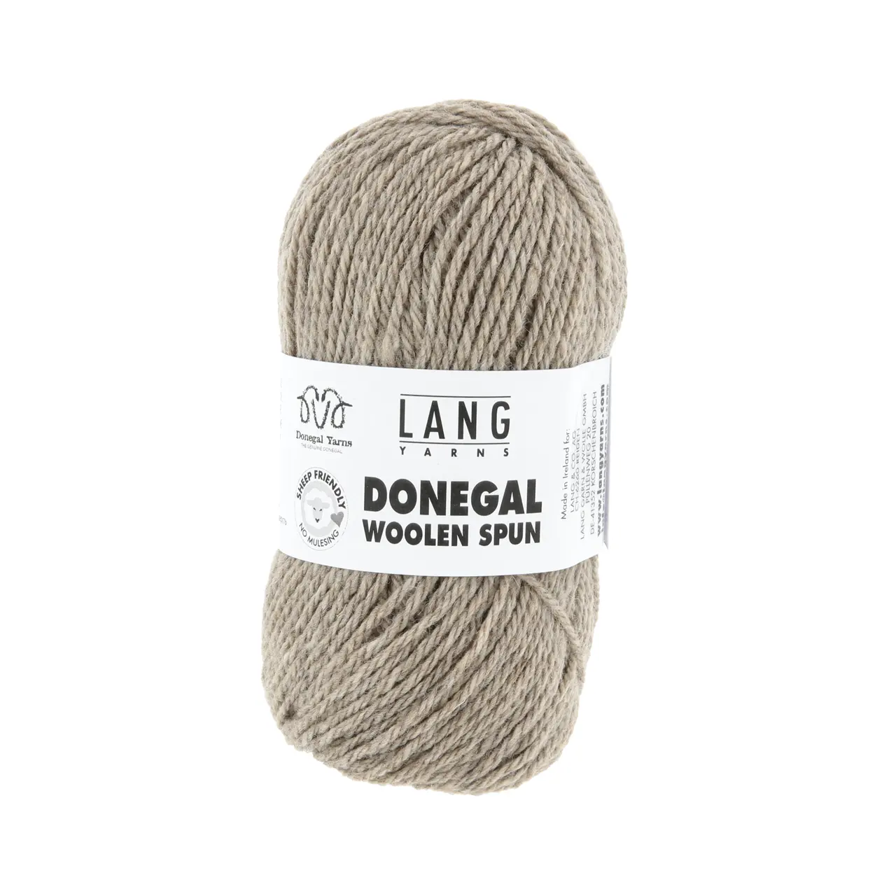 Donegal Woolen Spun 26 Sand von Lang Yarns. Mit traditionellen Maschinen und Techniken in der Region Donegal in Irland hergestellt besticht DONEGAL WOOLEN SPUN durch seine einzigartig melierten Farbtöne. Das Garn wird als Streichgarn (woolen spun) gefertigt bei dem kürzere Wollfasern locker miteinander versponnen werden ohne zuvor vollständig gekämmt oder parallelisiert zu werden. Im Gegensatz zum Kammgarn