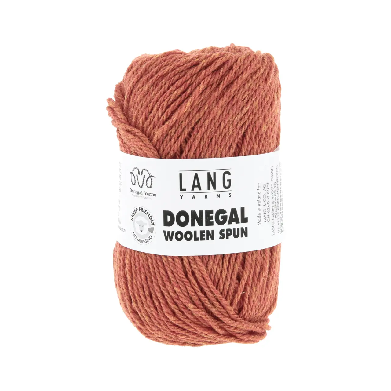 Donegal Woolen Spun 59 Orange von Lang Yarns. Mit traditionellen Maschinen und Techniken in der Region Donegal in Irland hergestellt besticht DONEGAL WOOLEN SPUN durch seine einzigartig melierten Farbtöne. Das Garn wird als Streichgarn (woolen spun) gefertigt bei dem kürzere Wollfasern locker miteinander versponnen werden ohne zuvor vollständig gekämmt oder parallelisiert zu werden. Im Gegensatz zum Kammgarn