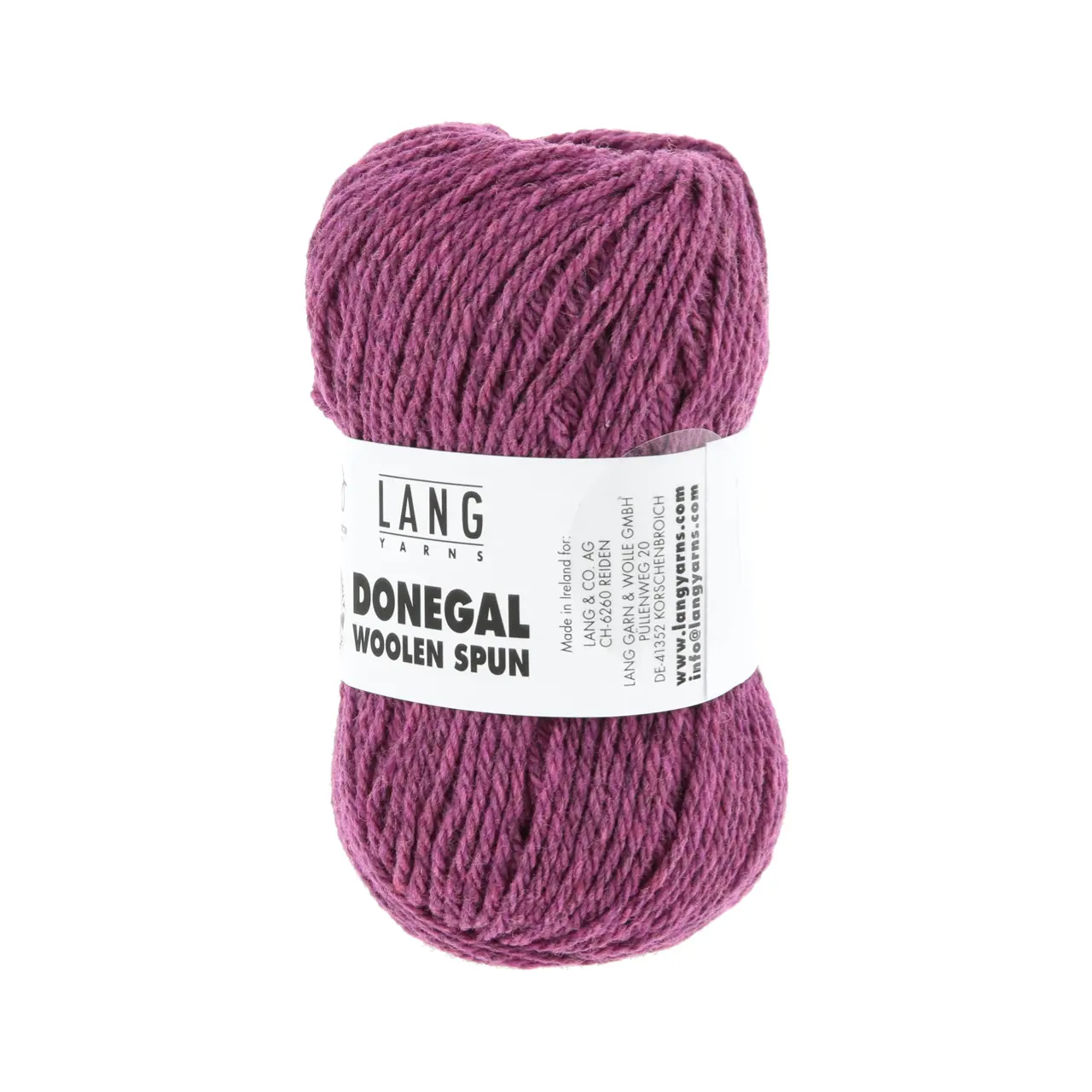 Donegal Woolen Spun 66 Beere von Lang Yarns. Mit traditionellen Maschinen und Techniken in der Region Donegal in Irland hergestellt besticht DONEGAL WOOLEN SPUN durch seine einzigartig melierten Farbtöne. Das Garn wird als Streichgarn (woolen spun) gefertigt bei dem kürzere Wollfasern locker miteinander versponnen werden ohne zuvor vollständig gekämmt oder parallelisiert zu werden. Im Gegensatz zum Kammgarn