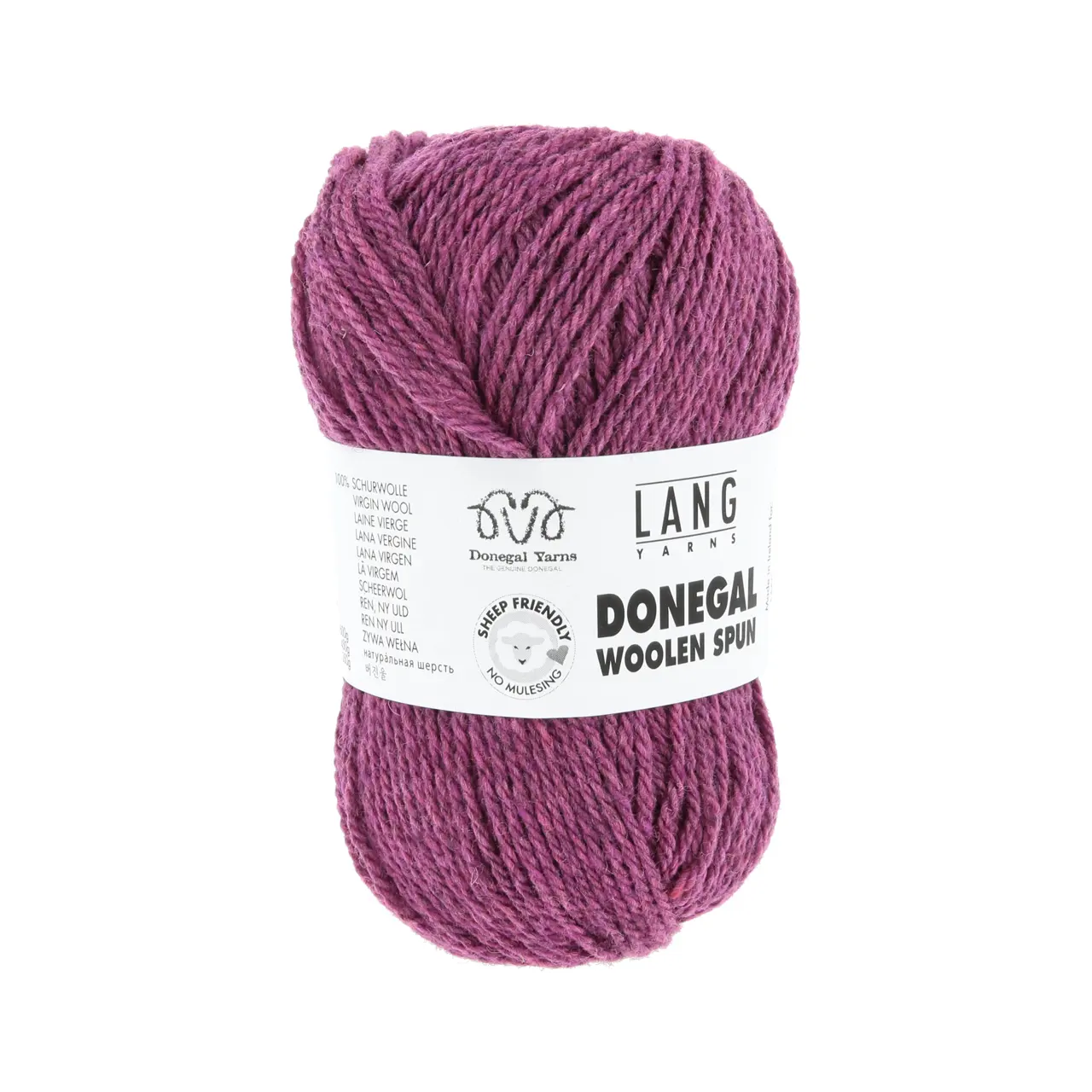 Donegal Woolen Spun 66 Beere von Lang Yarns. Mit traditionellen Maschinen und Techniken in der Region Donegal in Irland hergestellt besticht DONEGAL WOOLEN SPUN durch seine einzigartig melierten Farbtöne. Das Garn wird als Streichgarn (woolen spun) gefertigt bei dem kürzere Wollfasern locker miteinander versponnen werden ohne zuvor vollständig gekämmt oder parallelisiert zu werden. Im Gegensatz zum Kammgarn