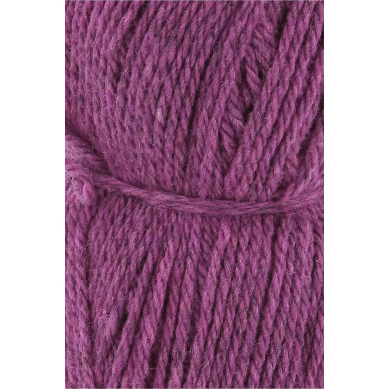 Donegal Woolen Spun 66 Beere von Lang Yarns. Mit traditionellen Maschinen und Techniken in der Region Donegal in Irland hergestellt besticht DONEGAL WOOLEN SPUN durch seine einzigartig melierten Farbtöne. Das Garn wird als Streichgarn (woolen spun) gefertigt bei dem kürzere Wollfasern locker miteinander versponnen werden ohne zuvor vollständig gekämmt oder parallelisiert zu werden. Im Gegensatz zum Kammgarn