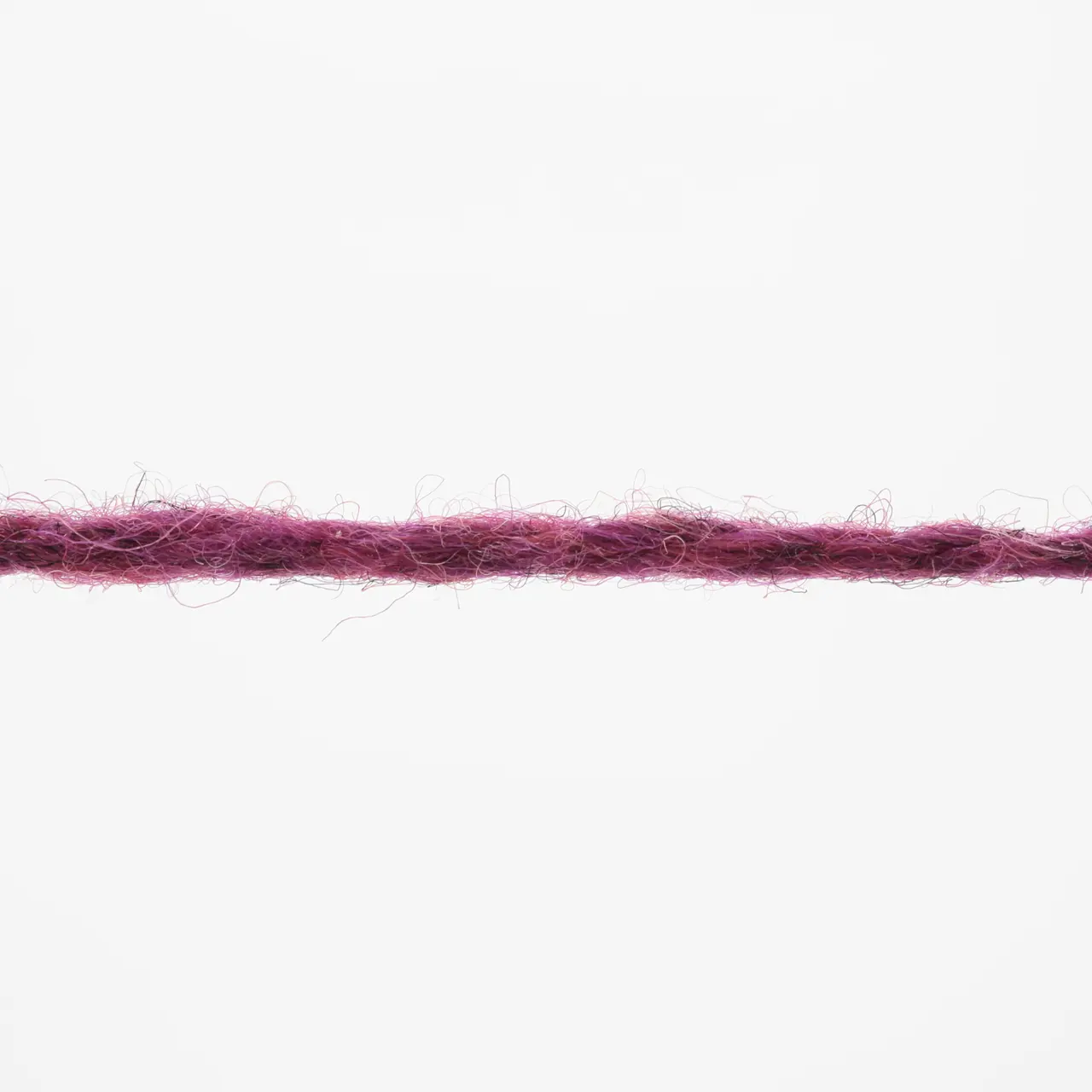 Donegal Woolen Spun 66 Beere von Lang Yarns. Mit traditionellen Maschinen und Techniken in der Region Donegal in Irland hergestellt besticht DONEGAL WOOLEN SPUN durch seine einzigartig melierten Farbtöne. Das Garn wird als Streichgarn (woolen spun) gefertigt bei dem kürzere Wollfasern locker miteinander versponnen werden ohne zuvor vollständig gekämmt oder parallelisiert zu werden. Im Gegensatz zum Kammgarn