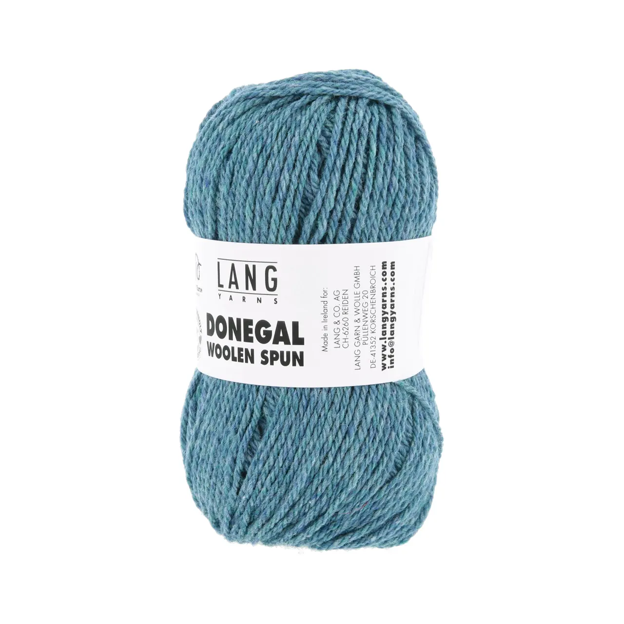 Donegal Woolen Spun 78 Türkis von Lang Yarns. Mit traditionellen Maschinen und Techniken in der Region Donegal in Irland hergestellt besticht DONEGAL WOOLEN SPUN durch seine einzigartig melierten Farbtöne. Das Garn wird als Streichgarn (woolen spun) gefertigt bei dem kürzere Wollfasern locker miteinander versponnen werden ohne zuvor vollständig gekämmt oder parallelisiert zu werden. Im Gegensatz zum Kammgarn
