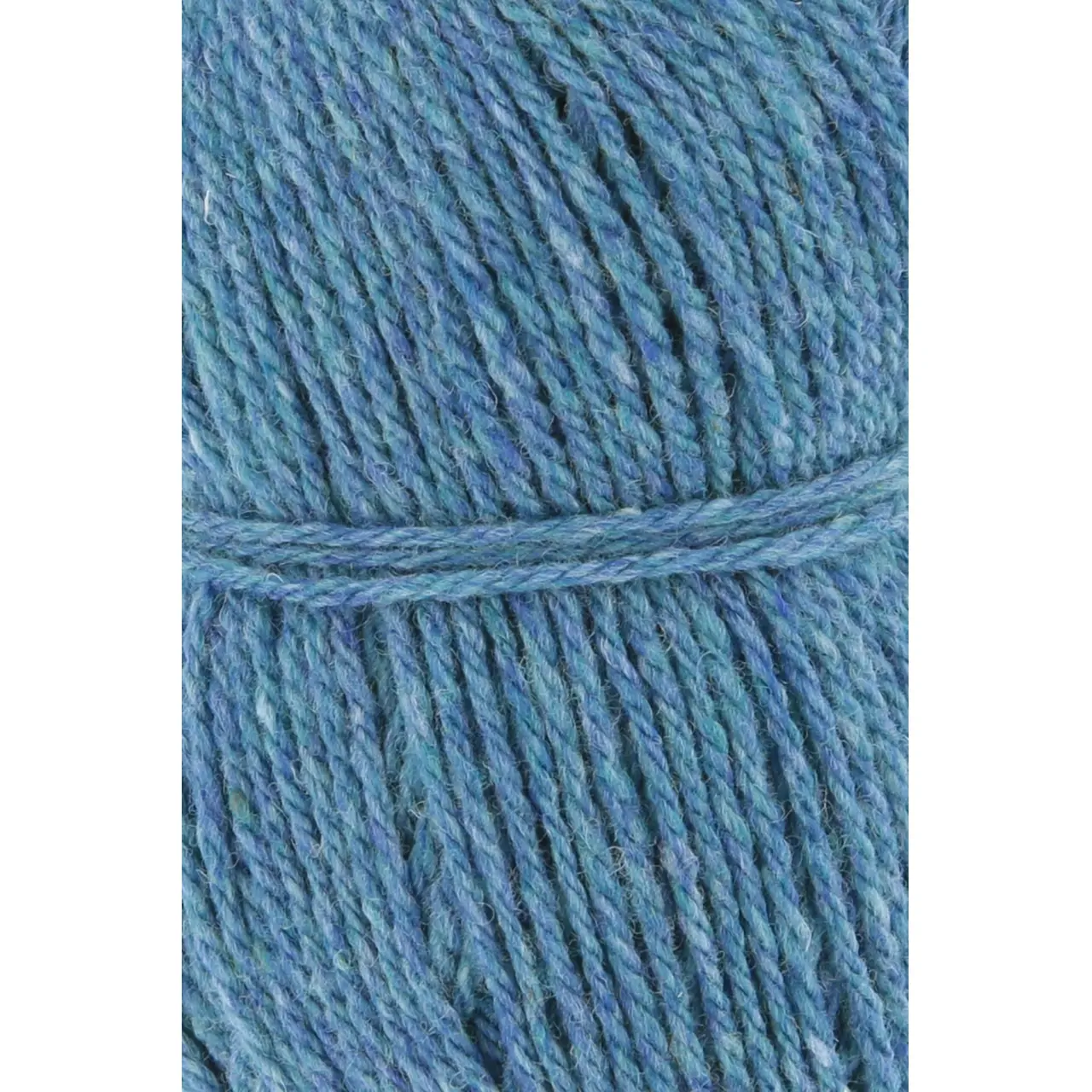 Donegal Woolen Spun 78 Türkis von Lang Yarns. Mit traditionellen Maschinen und Techniken in der Region Donegal in Irland hergestellt besticht DONEGAL WOOLEN SPUN durch seine einzigartig melierten Farbtöne. Das Garn wird als Streichgarn (woolen spun) gefertigt bei dem kürzere Wollfasern locker miteinander versponnen werden ohne zuvor vollständig gekämmt oder parallelisiert zu werden. Im Gegensatz zum Kammgarn