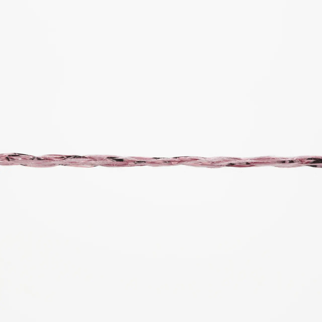 Lamé Soft 9 Rosa von Lang Yarns. LAMÉ SOFT ist ein hochwertiges Lamé-Garn auf Viskosebasis das sich durch eine weiche Haptik von herkömmlichen oft Polyamid basierten Lamé-Garnen abhebt. Es eignet sich perfekt als Beilaufgarn um elegante Akzente zu setzen oder all-over für ein strahlendes Highlight-Piece. Ideal für stilvolle Strickprojekte mit einem Hauch von Glamour.