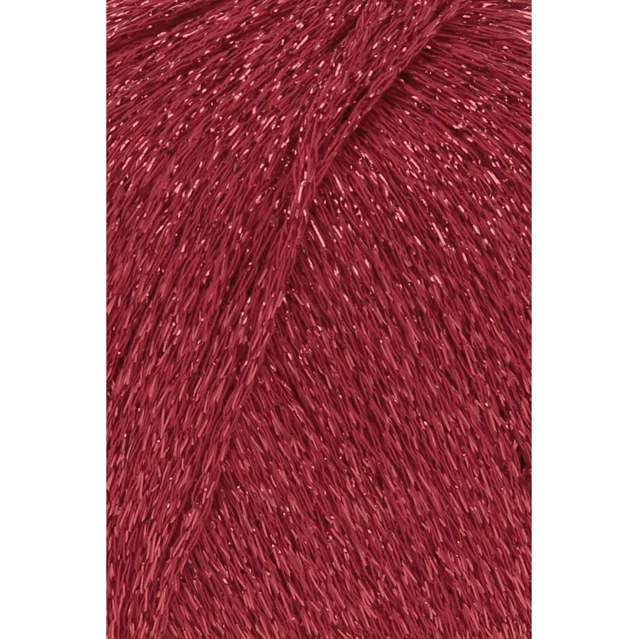 Lamé Soft 61 Rot von Lang Yarns. LAMÉ SOFT ist ein hochwertiges Lamé-Garn auf Viskosebasis das sich durch eine weiche Haptik von herkömmlichen oft Polyamid basierten Lamé-Garnen abhebt. Es eignet sich perfekt als Beilaufgarn um elegante Akzente zu setzen oder all-over für ein strahlendes Highlight-Piece. Ideal für stilvolle Strickprojekte mit einem Hauch von Glamour.