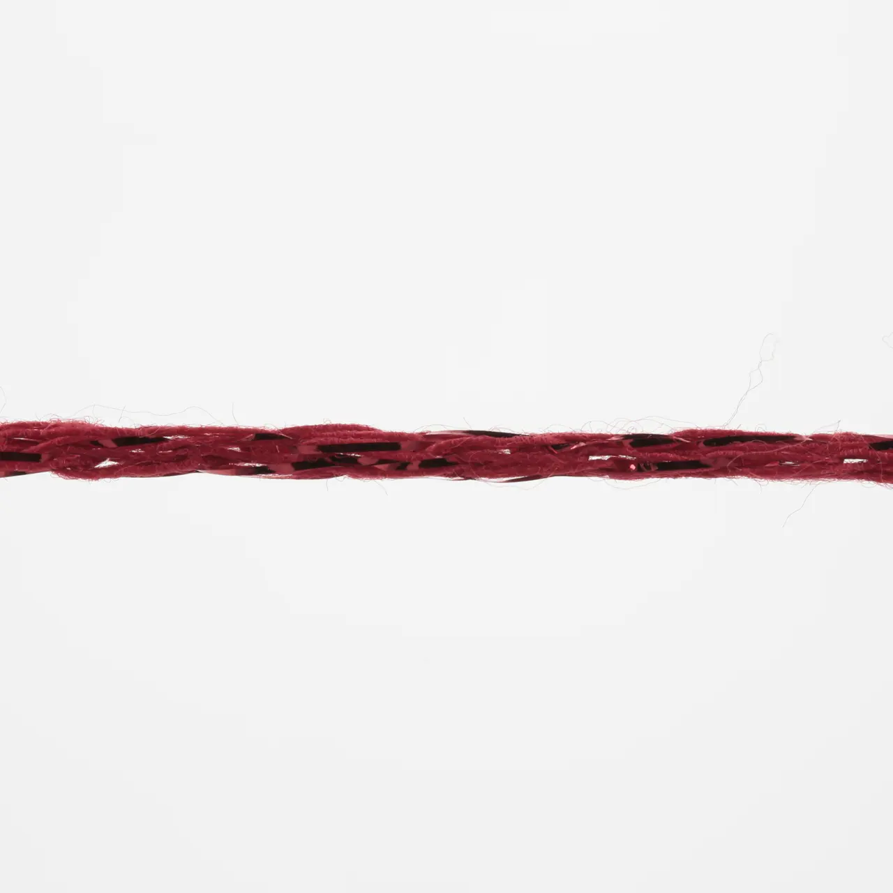 Lamé Soft 61 Rot von Lang Yarns. LAMÉ SOFT ist ein hochwertiges Lamé-Garn auf Viskosebasis das sich durch eine weiche Haptik von herkömmlichen oft Polyamid basierten Lamé-Garnen abhebt. Es eignet sich perfekt als Beilaufgarn um elegante Akzente zu setzen oder all-over für ein strahlendes Highlight-Piece. Ideal für stilvolle Strickprojekte mit einem Hauch von Glamour.