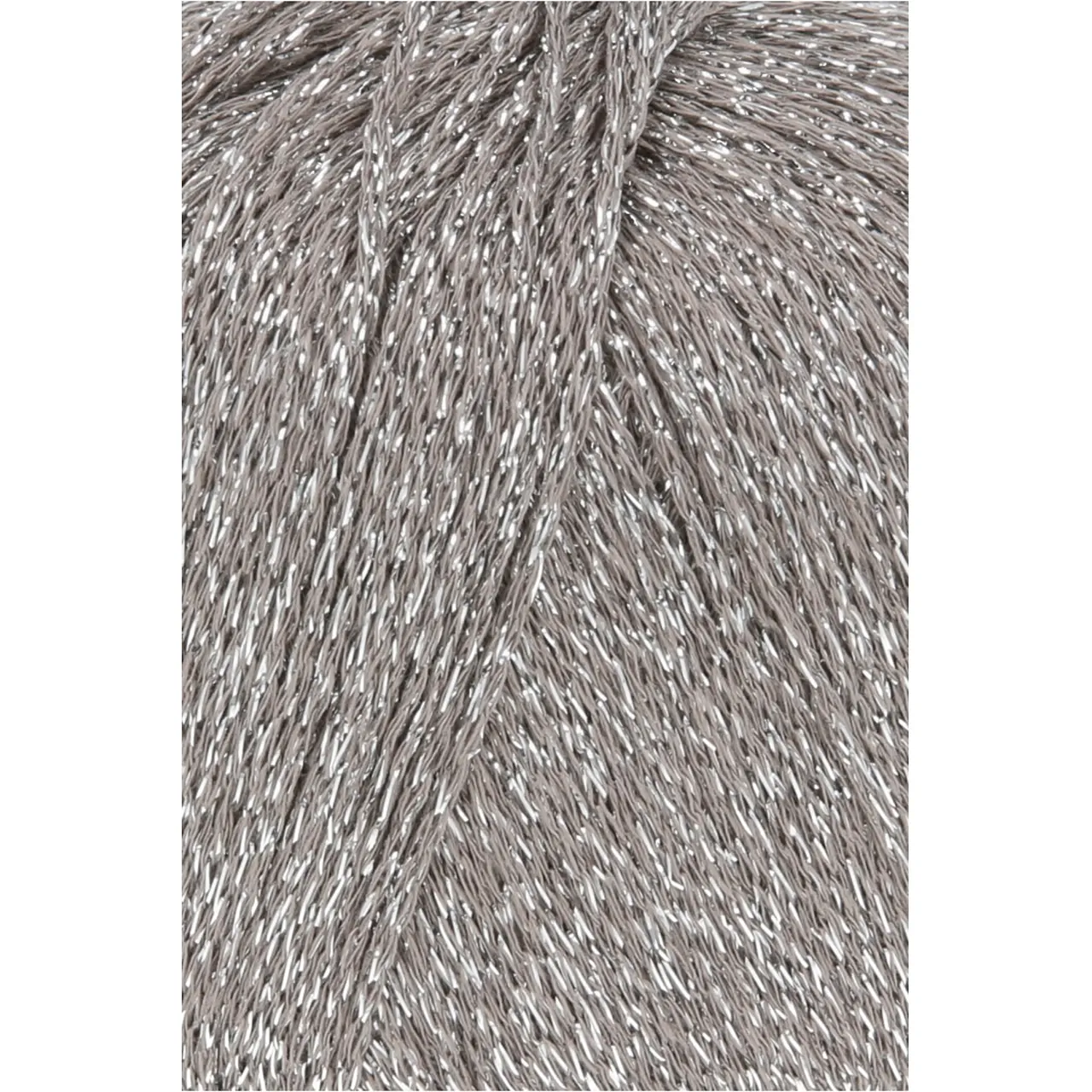 Lamé Soft 96 Stein von Lang Yarns. LAMÉ SOFT ist ein hochwertiges Lamé-Garn auf Viskosebasis das sich durch eine weiche Haptik von herkömmlichen oft Polyamid basierten Lamé-Garnen abhebt. Es eignet sich perfekt als Beilaufgarn um elegante Akzente zu setzen oder all-over für ein strahlendes Highlight-Piece. Ideal für stilvolle Strickprojekte mit einem Hauch von Glamour.