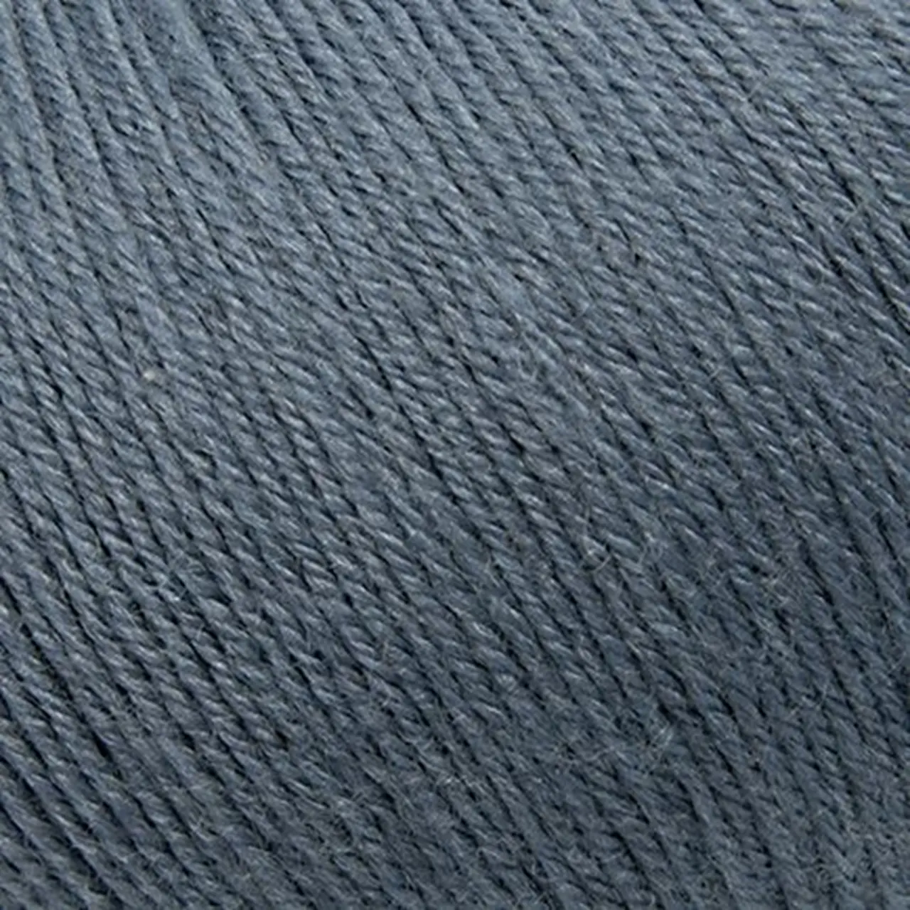 Unisocks 4-Fach 14 Jeansblau​ von Laines Du Nord. Das ideale Garn für alle die ihrer Kreativität freien Lauf lassen und farbenfrohe Socken voller Komfort und Persönlichkeit stricken möchten.