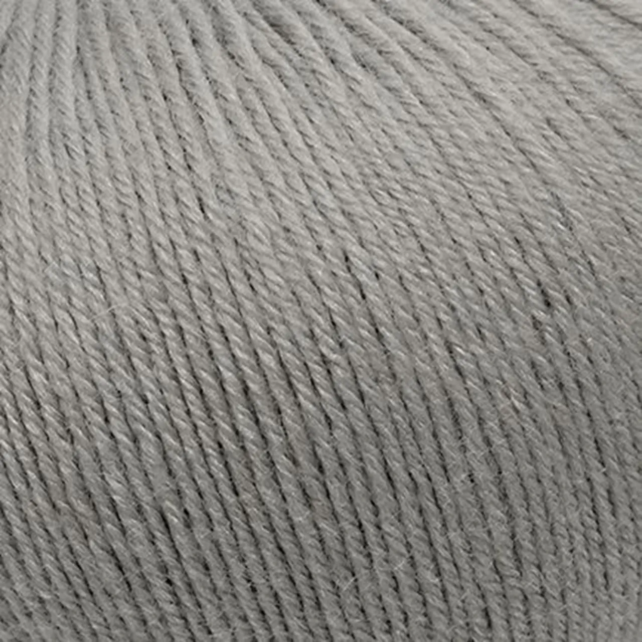 Unisocks 4-Fach 17 Hellgrau von Laines Du Nord. Das ideale Garn für alle die ihrer Kreativität freien Lauf lassen und farbenfrohe Socken voller Komfort und Persönlichkeit stricken möchten.