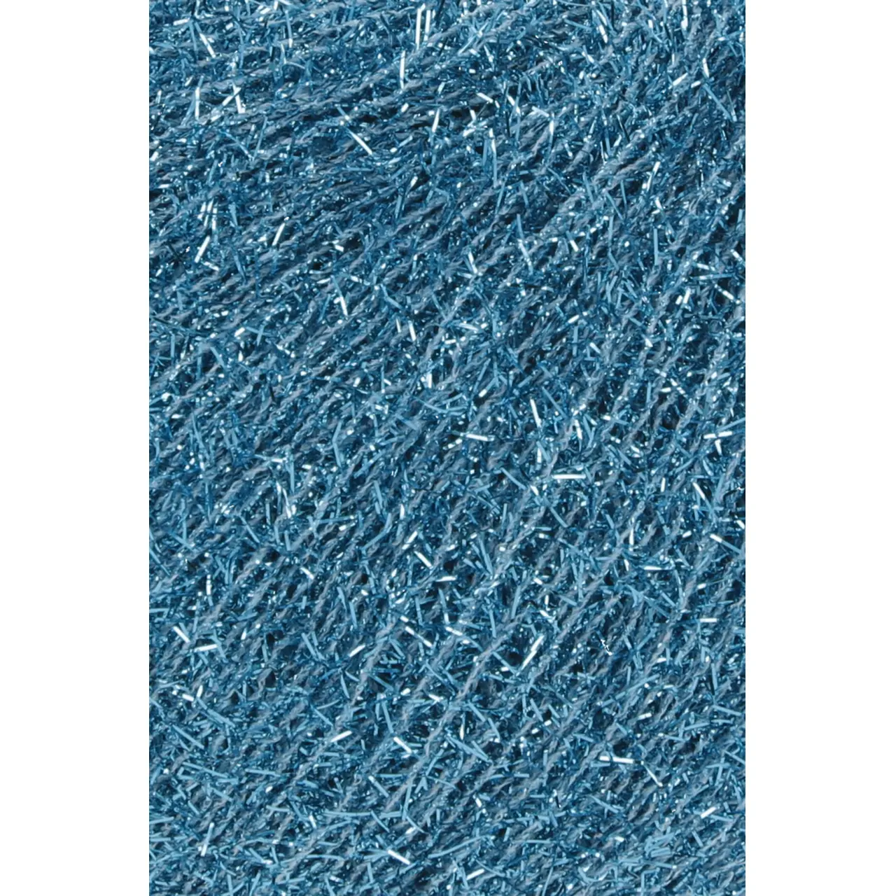 Astra 22 Blau von Lang Yarns. Wie eine Sternschnuppe verleiht dieses Garn Ihren Projekten einen dezenten Hauch von Silber oder Gold. Es zeichnet sich als Beilaufgarn aus welches jedes Basic Projekt veredelt.