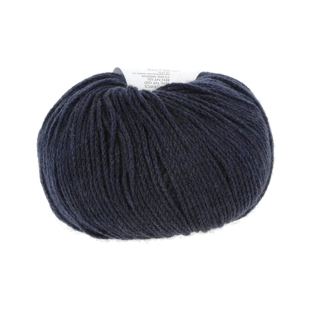 Nomad 25 Navy von Lang Yarns. Inspiriert durch die nomadischen Traditionen der Yak-Haltung sowie die mobile Natur und reiche Geschichte des Strickens und Häkelns verkörpert NOMAD den Geist von Bewegung und Kreativität. Genau wie Nomaden ihr Leben mit sich tragen können Sie als Strickerin und Häklerin NOMAD überallhin mitnehmen und zeitlose Stücke schaffen die von Tradition und Abenteuer erzählen.