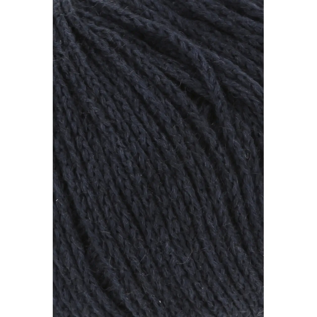 Nomad 25 Navy von Lang Yarns. Inspiriert durch die nomadischen Traditionen der Yak-Haltung sowie die mobile Natur und reiche Geschichte des Strickens und Häkelns verkörpert NOMAD den Geist von Bewegung und Kreativität. Genau wie Nomaden ihr Leben mit sich tragen können Sie als Strickerin und Häklerin NOMAD überallhin mitnehmen und zeitlose Stücke schaffen die von Tradition und Abenteuer erzählen.