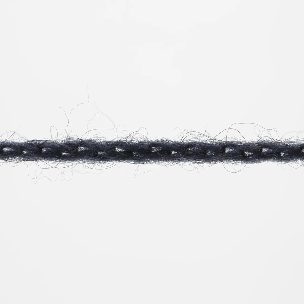 Nomad 25 Navy von Lang Yarns. Inspiriert durch die nomadischen Traditionen der Yak-Haltung sowie die mobile Natur und reiche Geschichte des Strickens und Häkelns verkörpert NOMAD den Geist von Bewegung und Kreativität. Genau wie Nomaden ihr Leben mit sich tragen können Sie als Strickerin und Häklerin NOMAD überallhin mitnehmen und zeitlose Stücke schaffen die von Tradition und Abenteuer erzählen.