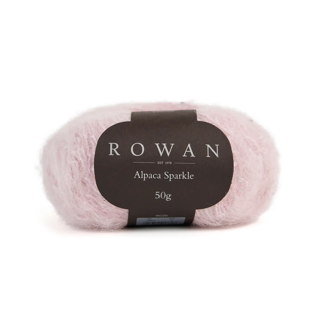 Alpaca Sparkle 10022 Ballet Slipper von Rowan. Dieses besondere Garn verbindet weiche Natürlichkeit mit einem Hauch von Eleganz. Es besteht aus einer luxuriösen Mischung aus Alpaka Merinowolle und Baumwolle die für ein wunderbar weiches kuscheliges Tragegefühl sorgt. Die farblich abgestimmten Pailletten verleihen jedem Projekt eine edle Note und einen Hauch von Winterglamour. Perfekt für Designs die subtil funkeln dürfen ohne aufdringlich zu wirken.