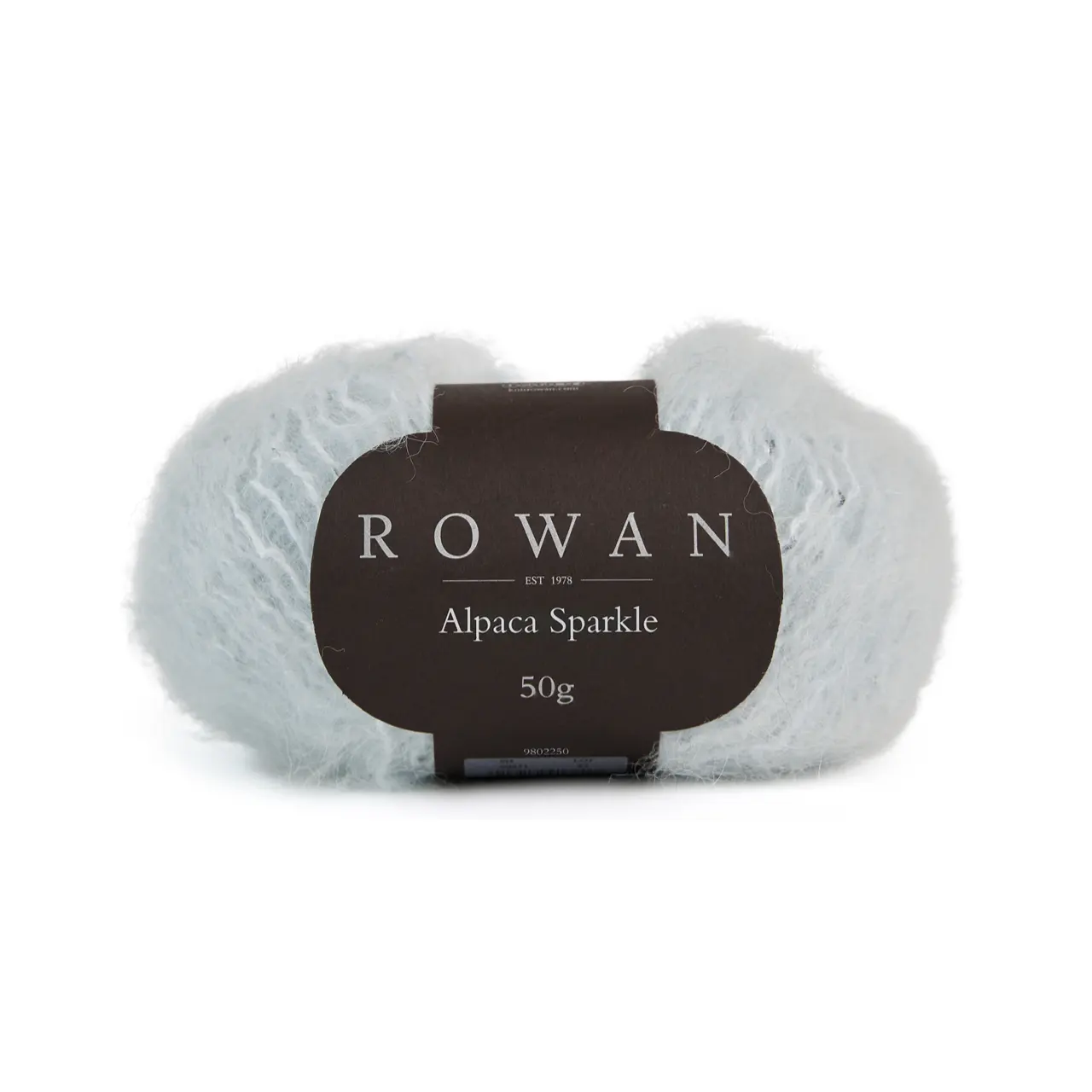 Alpaca Sparkle 10023 Arctic von Rowan. Dieses besondere Garn verbindet weiche Natürlichkeit mit einem Hauch von Eleganz. Es besteht aus einer luxuriösen Mischung aus Alpaka Merinowolle und Baumwolle die für ein wunderbar weiches kuscheliges Tragegefühl sorgt. Die farblich abgestimmten Pailletten verleihen jedem Projekt eine edle Note und einen Hauch von Winterglamour. Perfekt für Designs die subtil funkeln dürfen ohne aufdringlich zu wirken.