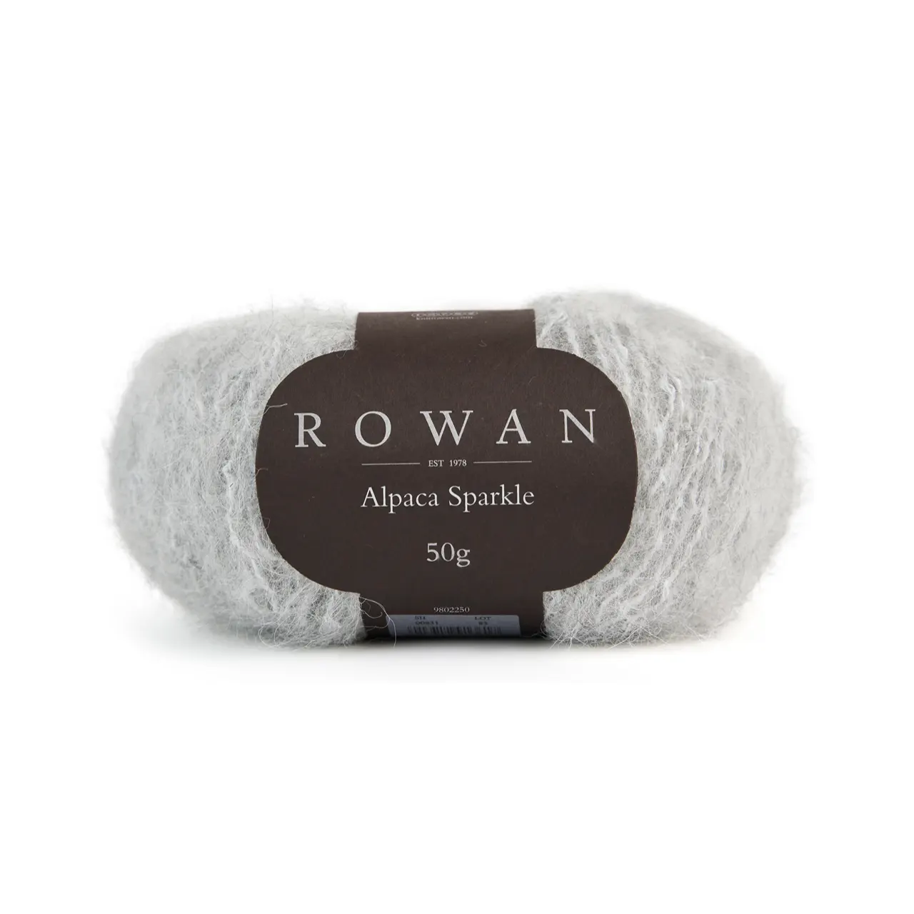 Alpaca Sparkle 10024 Silver von Rowan. Dieses besondere Garn verbindet weiche Natürlichkeit mit einem Hauch von Eleganz. Es besteht aus einer luxuriösen Mischung aus Alpaka Merinowolle und Baumwolle die für ein wunderbar weiches kuscheliges Tragegefühl sorgt. Die farblich abgestimmten Pailletten verleihen jedem Projekt eine edle Note und einen Hauch von Winterglamour. Perfekt für Designs die subtil funkeln dürfen ohne aufdringlich zu wirken.