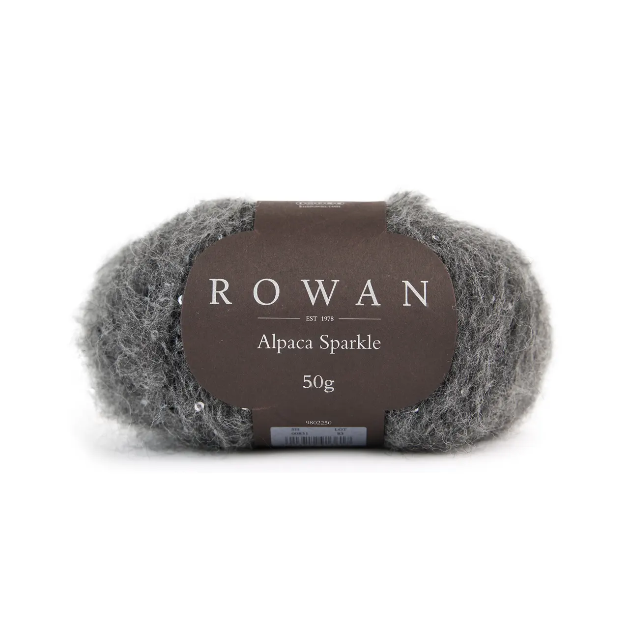 Alpaca Sparkle 10025 Onyx von Rowan. Dieses besondere Garn verbindet weiche Natürlichkeit mit einem Hauch von Eleganz. Es besteht aus einer luxuriösen Mischung aus Alpaka Merinowolle und Baumwolle die für ein wunderbar weiches kuscheliges Tragegefühl sorgt. Die farblich abgestimmten Pailletten verleihen jedem Projekt eine edle Note und einen Hauch von Winterglamour. Perfekt für Designs die subtil funkeln dürfen ohne aufdringlich zu wirken.