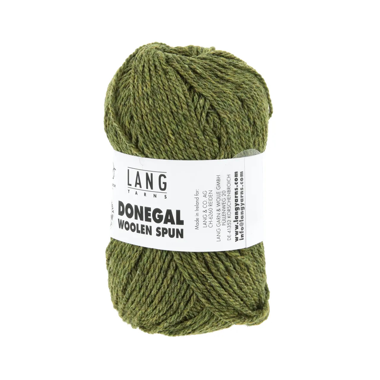 Donegal Woolen Spun 97 Olive von Lang Yarns. Mit traditionellen Maschinen und Techniken in der Region Donegal in Irland hergestellt besticht DONEGAL WOOLEN SPUN durch seine einzigartig melierten Farbtöne. Das Garn wird als Streichgarn (woolen spun) gefertigt bei dem kürzere Wollfasern locker miteinander versponnen werden ohne zuvor vollständig gekämmt oder parallelisiert zu werden. Im Gegensatz zum Kammgarn