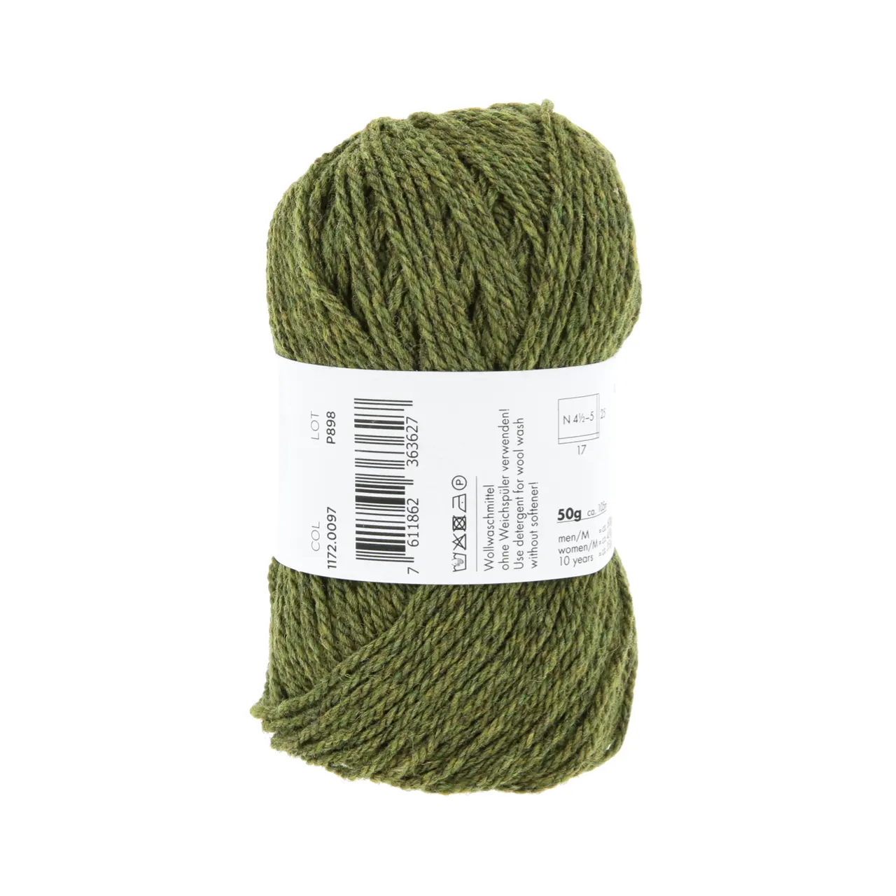 Donegal Woolen Spun 97 Olive von Lang Yarns. Mit traditionellen Maschinen und Techniken in der Region Donegal in Irland hergestellt besticht DONEGAL WOOLEN SPUN durch seine einzigartig melierten Farbtöne. Das Garn wird als Streichgarn (woolen spun) gefertigt bei dem kürzere Wollfasern locker miteinander versponnen werden ohne zuvor vollständig gekämmt oder parallelisiert zu werden. Im Gegensatz zum Kammgarn