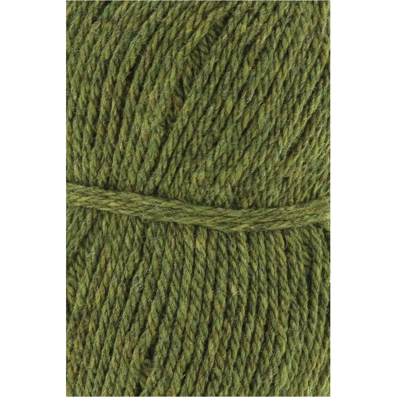 Donegal Woolen Spun 97 Olive von Lang Yarns. Mit traditionellen Maschinen und Techniken in der Region Donegal in Irland hergestellt besticht DONEGAL WOOLEN SPUN durch seine einzigartig melierten Farbtöne. Das Garn wird als Streichgarn (woolen spun) gefertigt bei dem kürzere Wollfasern locker miteinander versponnen werden ohne zuvor vollständig gekämmt oder parallelisiert zu werden. Im Gegensatz zum Kammgarn