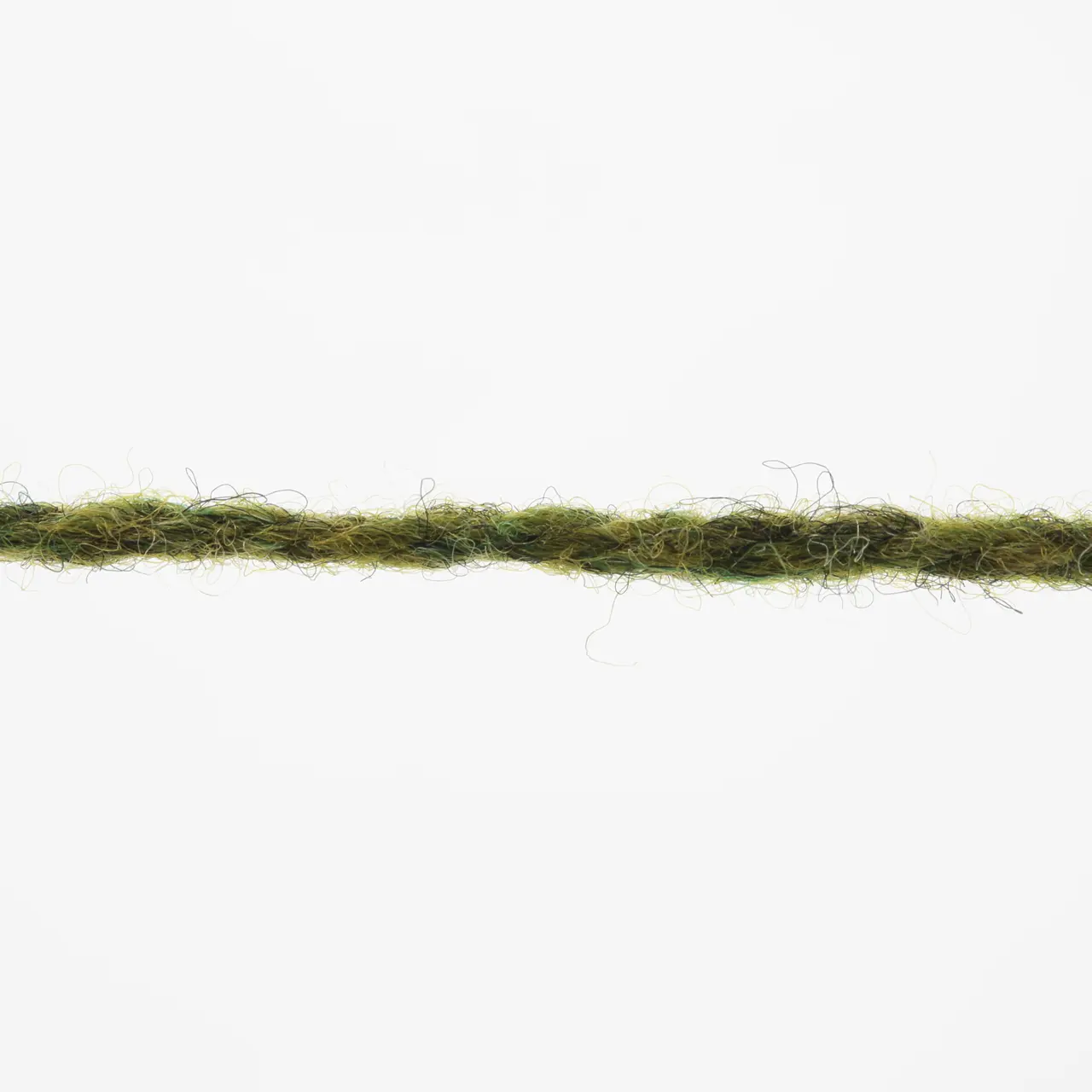 Donegal Woolen Spun 97 Olive von Lang Yarns. Mit traditionellen Maschinen und Techniken in der Region Donegal in Irland hergestellt besticht DONEGAL WOOLEN SPUN durch seine einzigartig melierten Farbtöne. Das Garn wird als Streichgarn (woolen spun) gefertigt bei dem kürzere Wollfasern locker miteinander versponnen werden ohne zuvor vollständig gekämmt oder parallelisiert zu werden. Im Gegensatz zum Kammgarn