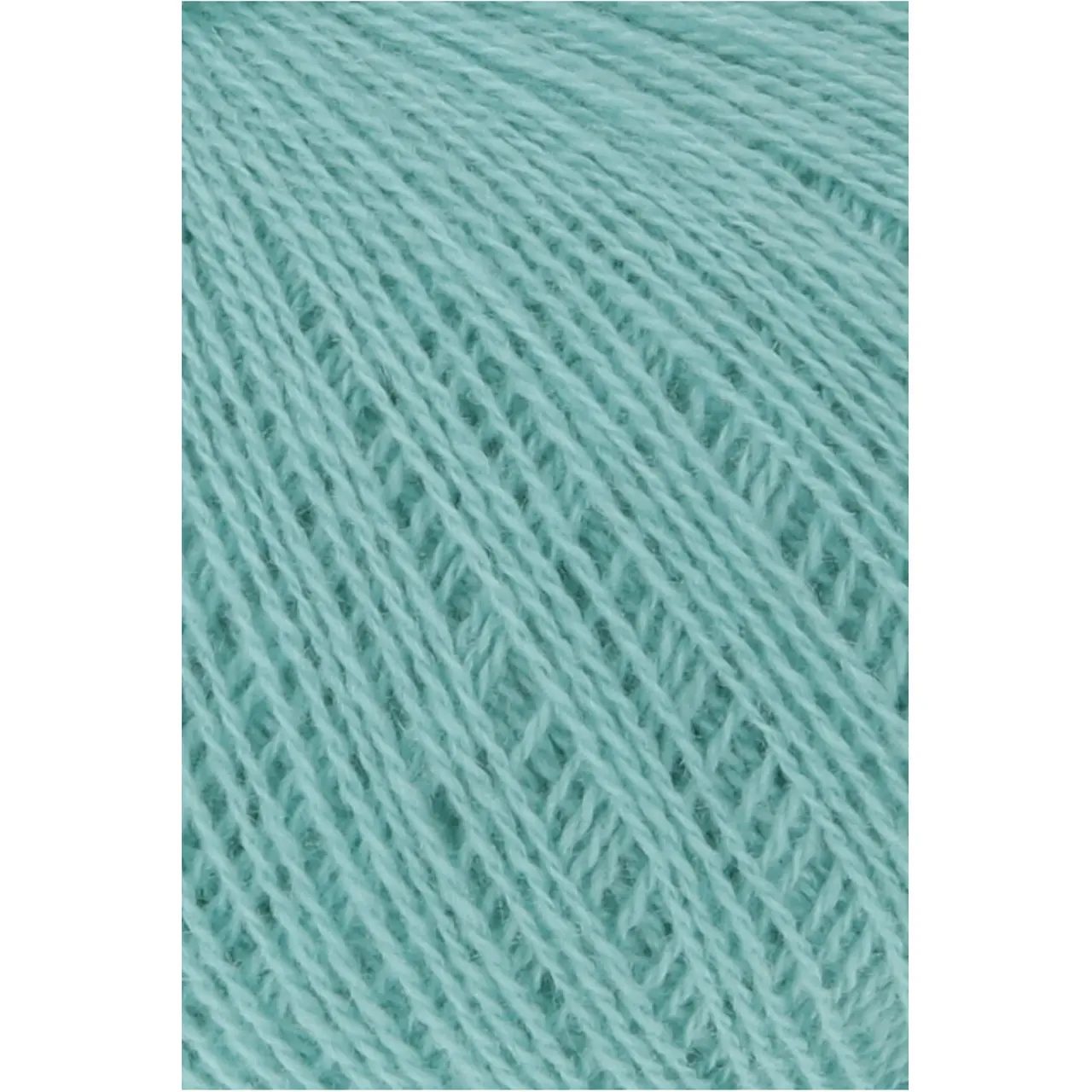 Cashmere Extra Lace 78 Türkis von Lang Yarns. CASHMERE EXTRA LACE ist ein edles Beilaufgarn aus reinem Kaschmir das sich wunderbar weich und luxuriös anfühlt. Es eignet sich hervorragend zum Kombinieren mit anderen Garnen und ist eine hochwertige Alternative zu klassischen Mohair-Seide-Mischungen. Aber natürlich lässt es sich auch solo verstricken z. B. zu zarten Lace-Tüchern und filigranen Accessoires. Das Garn überzeugt durch seine Leichtigkeit und ist die perfekte Wahl für Strickprojekte