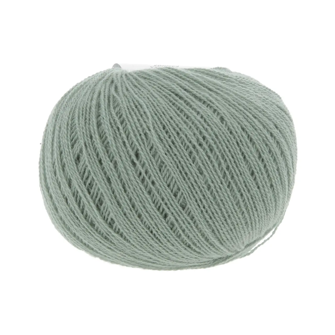Cashmere Extra Lace 92 Salbei von Lang Yarns. CASHMERE EXTRA LACE ist ein edles Beilaufgarn aus reinem Kaschmir das sich wunderbar weich und luxuriös anfühlt. Es eignet sich hervorragend zum Kombinieren mit anderen Garnen und ist eine hochwertige Alternative zu klassischen Mohair-Seide-Mischungen. Aber natürlich lässt es sich auch solo verstricken z. B. zu zarten Lace-Tüchern und filigranen Accessoires. Das Garn überzeugt durch seine Leichtigkeit und ist die perfekte Wahl für Strickprojekte