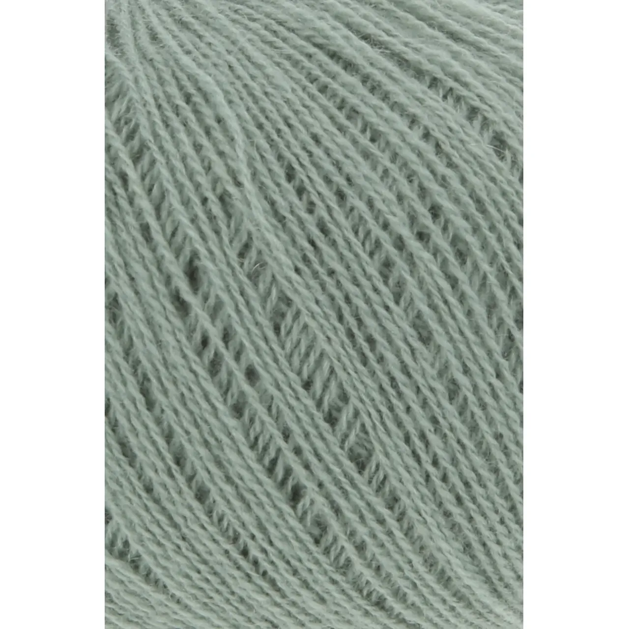 Cashmere Extra Lace 92 Salbei von Lang Yarns. CASHMERE EXTRA LACE ist ein edles Beilaufgarn aus reinem Kaschmir das sich wunderbar weich und luxuriös anfühlt. Es eignet sich hervorragend zum Kombinieren mit anderen Garnen und ist eine hochwertige Alternative zu klassischen Mohair-Seide-Mischungen. Aber natürlich lässt es sich auch solo verstricken z. B. zu zarten Lace-Tüchern und filigranen Accessoires. Das Garn überzeugt durch seine Leichtigkeit und ist die perfekte Wahl für Strickprojekte