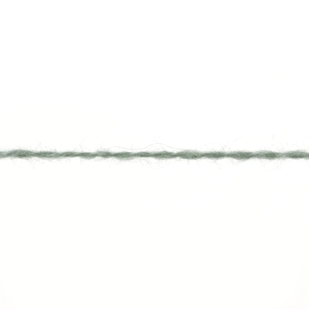 Cashmere Extra Lace 92 Salbei von Lang Yarns. CASHMERE EXTRA LACE ist ein edles Beilaufgarn aus reinem Kaschmir das sich wunderbar weich und luxuriös anfühlt. Es eignet sich hervorragend zum Kombinieren mit anderen Garnen und ist eine hochwertige Alternative zu klassischen Mohair-Seide-Mischungen. Aber natürlich lässt es sich auch solo verstricken z. B. zu zarten Lace-Tüchern und filigranen Accessoires. Das Garn überzeugt durch seine Leichtigkeit und ist die perfekte Wahl für Strickprojekte