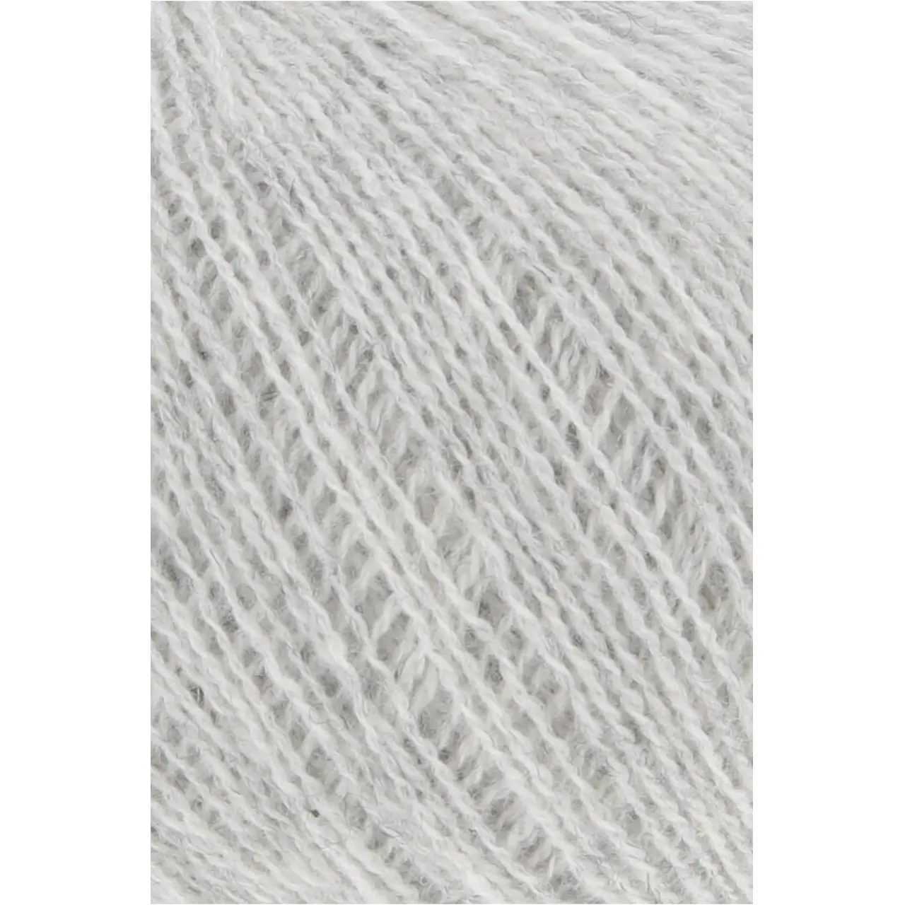 Cashmere Extra Lace 203 Hellgrau Mélange von Lang Yarns. CASHMERE EXTRA LACE ist ein edles Beilaufgarn aus reinem Kaschmir das sich wunderbar weich und luxuriös anfühlt. Es eignet sich hervorragend zum Kombinieren mit anderen Garnen und ist eine hochwertige Alternative zu klassischen Mohair-Seide-Mischungen. Aber natürlich lässt es sich auch solo verstricken z. B. zu zarten Lace-Tüchern und filigranen Accessoires. Das Garn überzeugt durch seine Leichtigkeit und ist die perfekte Wahl für Strickprojekte