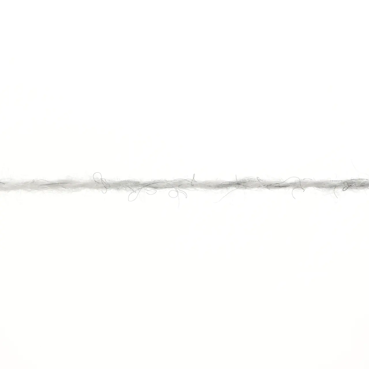 Cashmere Extra Lace 203 Hellgrau Mélange von Lang Yarns. CASHMERE EXTRA LACE ist ein edles Beilaufgarn aus reinem Kaschmir das sich wunderbar weich und luxuriös anfühlt. Es eignet sich hervorragend zum Kombinieren mit anderen Garnen und ist eine hochwertige Alternative zu klassischen Mohair-Seide-Mischungen. Aber natürlich lässt es sich auch solo verstricken z. B. zu zarten Lace-Tüchern und filigranen Accessoires. Das Garn überzeugt durch seine Leichtigkeit und ist die perfekte Wahl für Strickprojekte