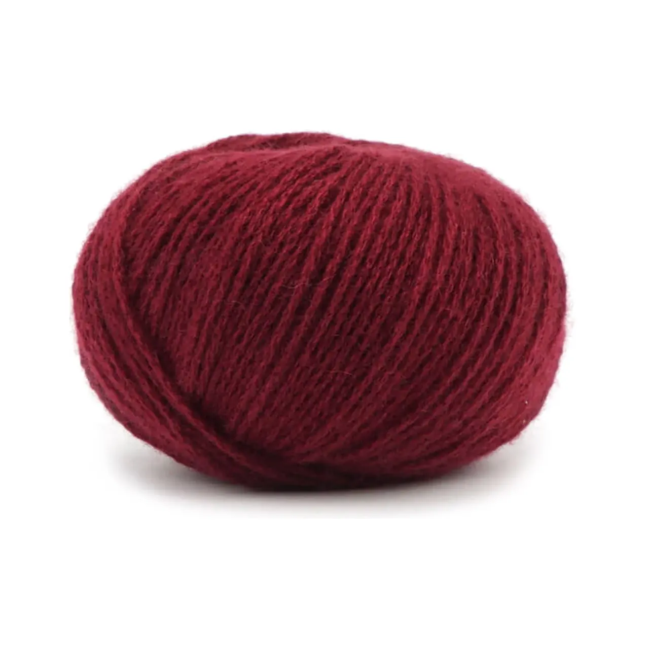 Cashmere 6/28 28 Rubin von Pascuali. Die Cashmere 6/28 ist herrlich weich und das verstrickte Garn blüht mit der ersten Wäsche regelrecht auf. Pullover Strickjacken und Handwärmer sind wunderbare Projekte um sie aus diesem besonderen Garn zu stricken. Es ist in der Tat so weich und leicht dass selbst Menschen mit empfindlichster Haut es tragen können da es nicht juckt oder kratzt. Außerdem ist es sehr anpassungsfähig an die Temperatur. Im Winter hält es warm und isoliert während es im Sommer dafür sorgt dass man nicht ins Schwitzen kommt denn die Kaschmirfaser ist atmungsaktiv. Pascuali bietet eine der besten Kaschmirqualitäten an die derzeit auf dem Markt erhältlich sind. Weil hohe Qualität artgerechte Tierhaltung fair gehandelte und ökologisch hergestellte Produkte im Mittelpunkt unseres Handelns stehen haben wir dafür gesorgt dass unser Kaschmir von der mongolischen Handelskammer bio-zertifiziert ist.