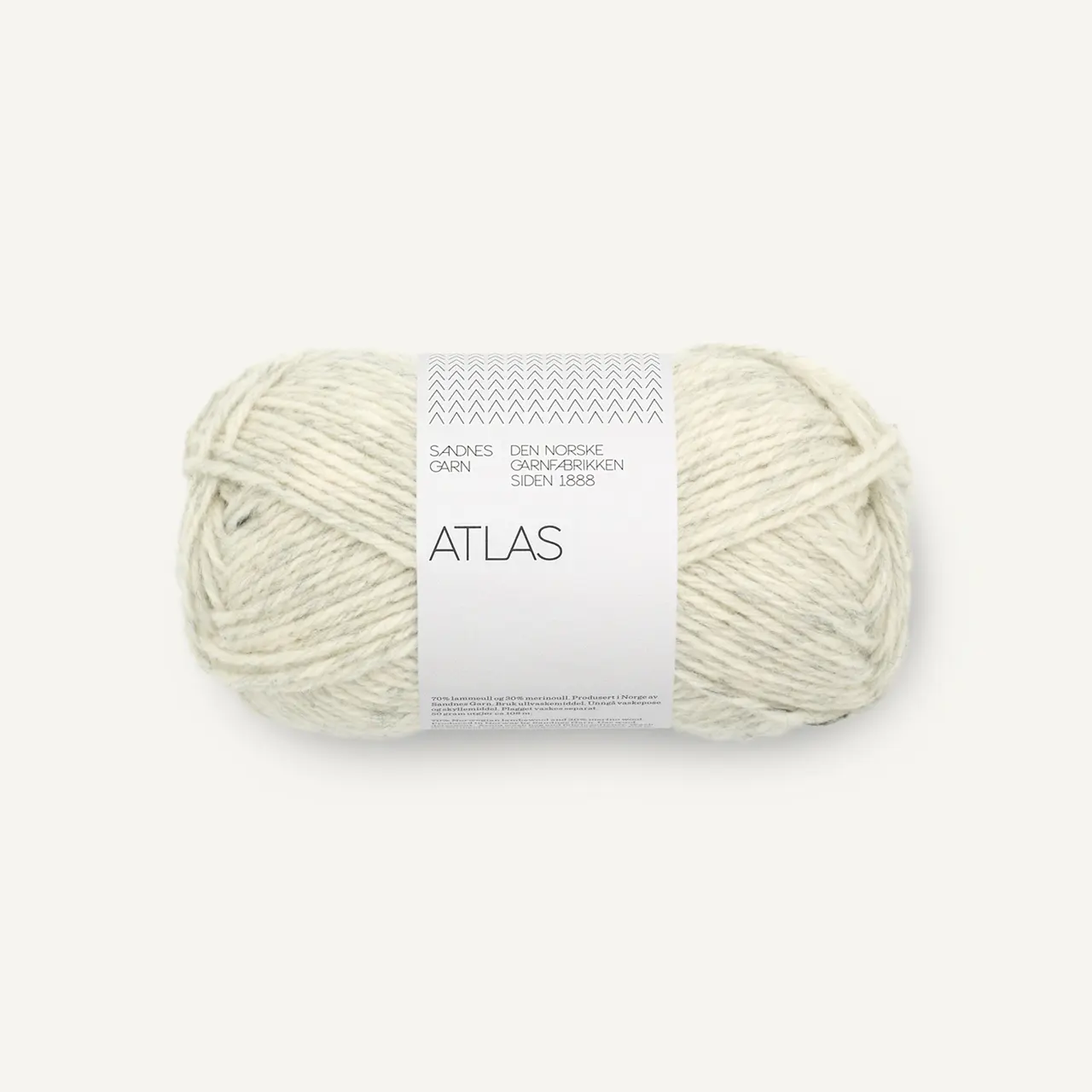 Atlas 1021 Lys Gråmelert von Sandnes Garn. Ein wunderbar vielseitiges hochwertiges Wollgarn. Klassisch gemütlich und gleichzeitig modern. Die Kombination aus 70% norwegischer Lammwolle und 30 % Merinowolle macht es sowohl warm und robust als auch weich und angenehm auf der Haut. Trotz seines Volumens ist Atlas relativ leicht und lässt sich gut verarbeiten. Ideal für Pullover Cardigans Jacken oder warme Accessoires.